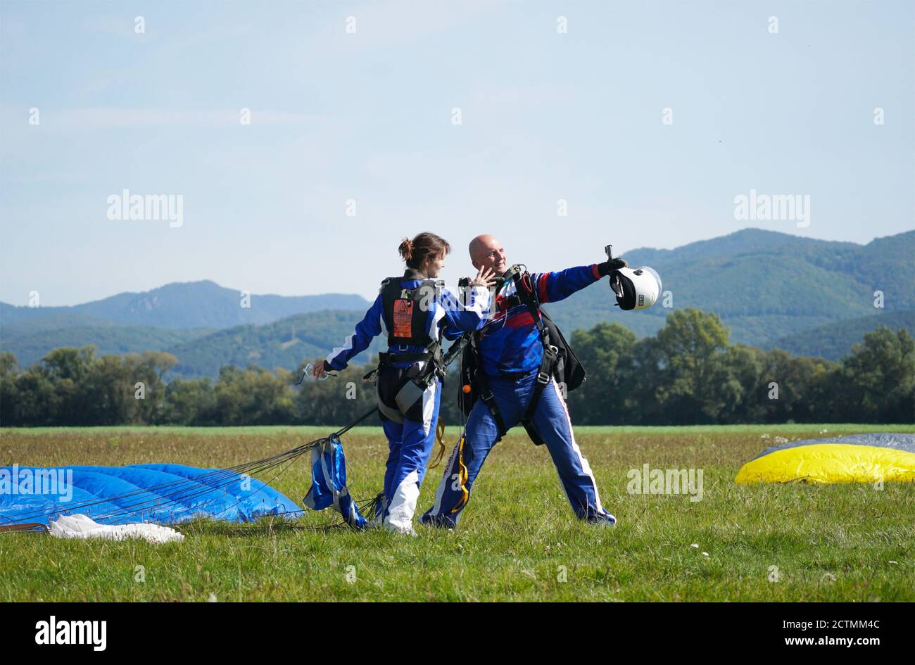 Tandem Fallschirm springen Emotionen kurz nach dem Moment der Landung bunten Schuss in Slavnica, Slowakei am 19. September 2020. Action-Kamera verwenden. Stockfoto