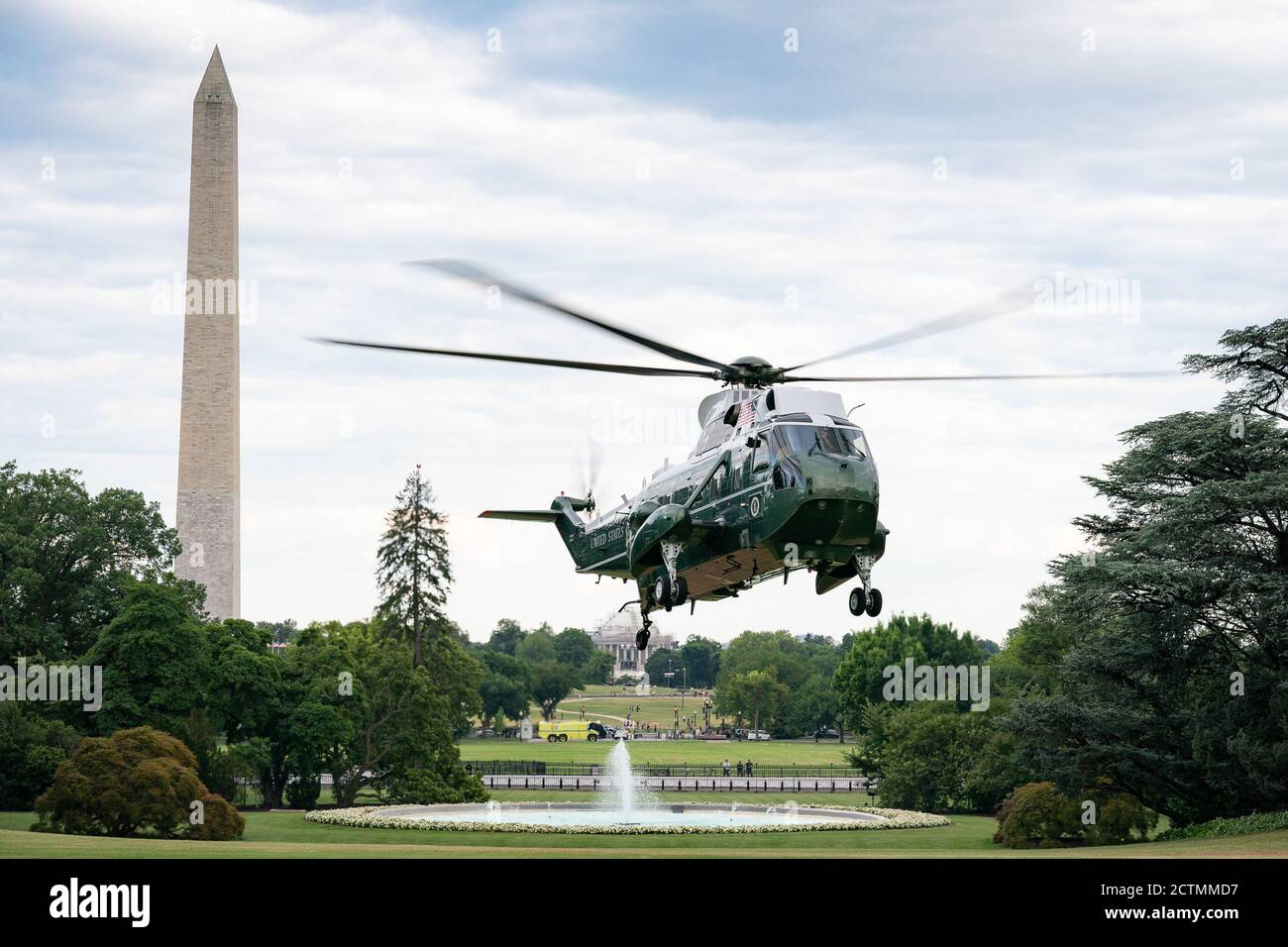 Präsident Trump kehrt ins Weiße Haus zurück. Marine One trägt Präsident Donald J. Trump bereitet sich vor, auf dem South Lawn des Weißen Hauses zu landen Samstag, den 11. Juli 2020, als Präsident Trump von verwundeten Kriegern, COVID-19-Respondern und Mitarbeitern des Walter Reed National Military Medical Center in Bethesda, MD Stockfoto