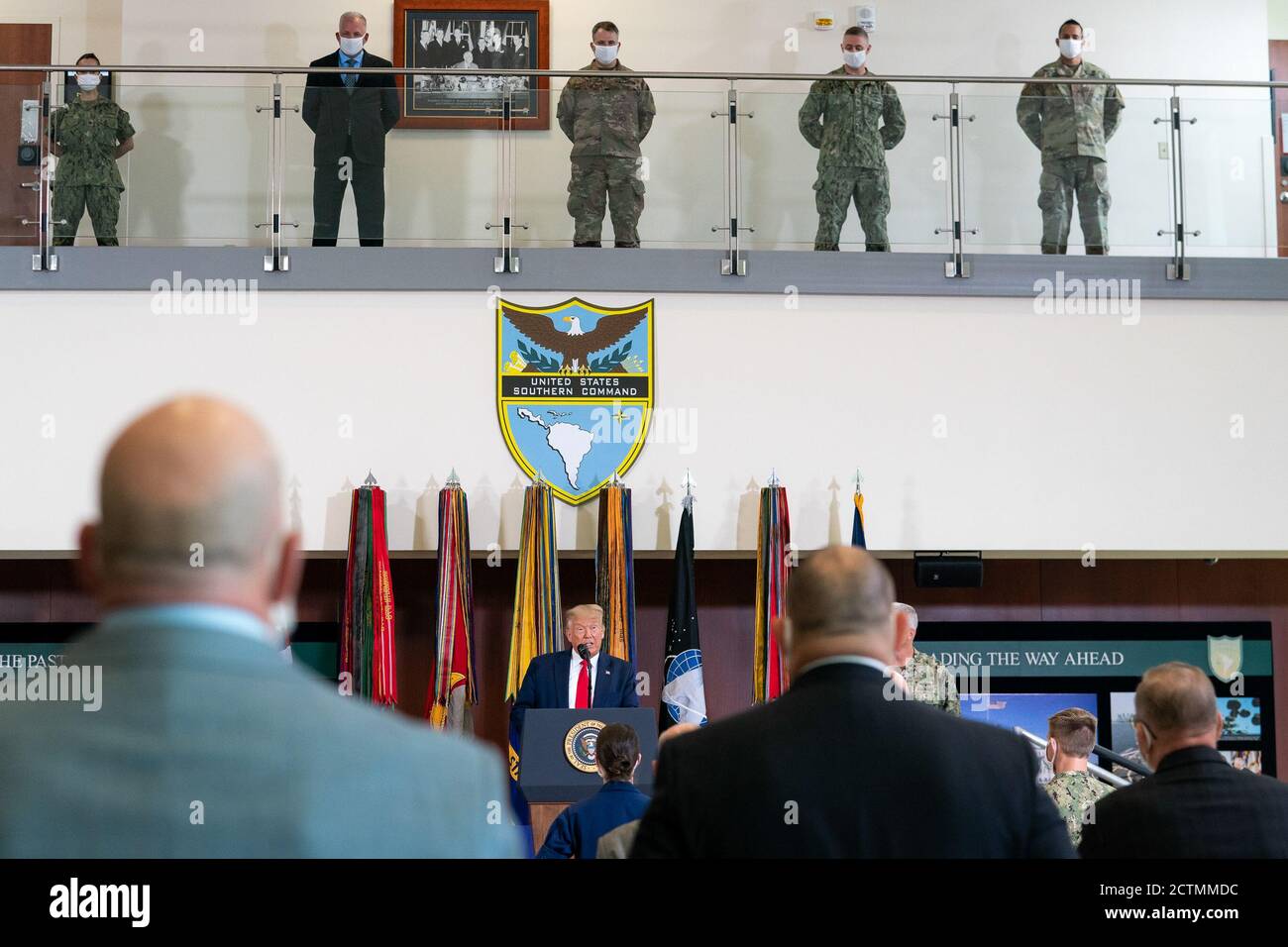 Am 10. Juli 2020 sprach Präsident Donald J. Trump, zusammen mit Admiral Craig Fuller, dem Kommandeur des US-Südkommandos, über verstärkte Konternarkotikoperationen beim US-Südkommando in Doral, Florida. Stockfoto