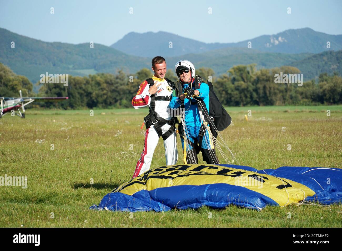 Tandem Fallschirm springen Emotionen kurz nach dem Moment der Landung bunten Schuss in Slavnica, Slowakei am 19. September 2020. Action-Kamera verwenden. Stockfoto