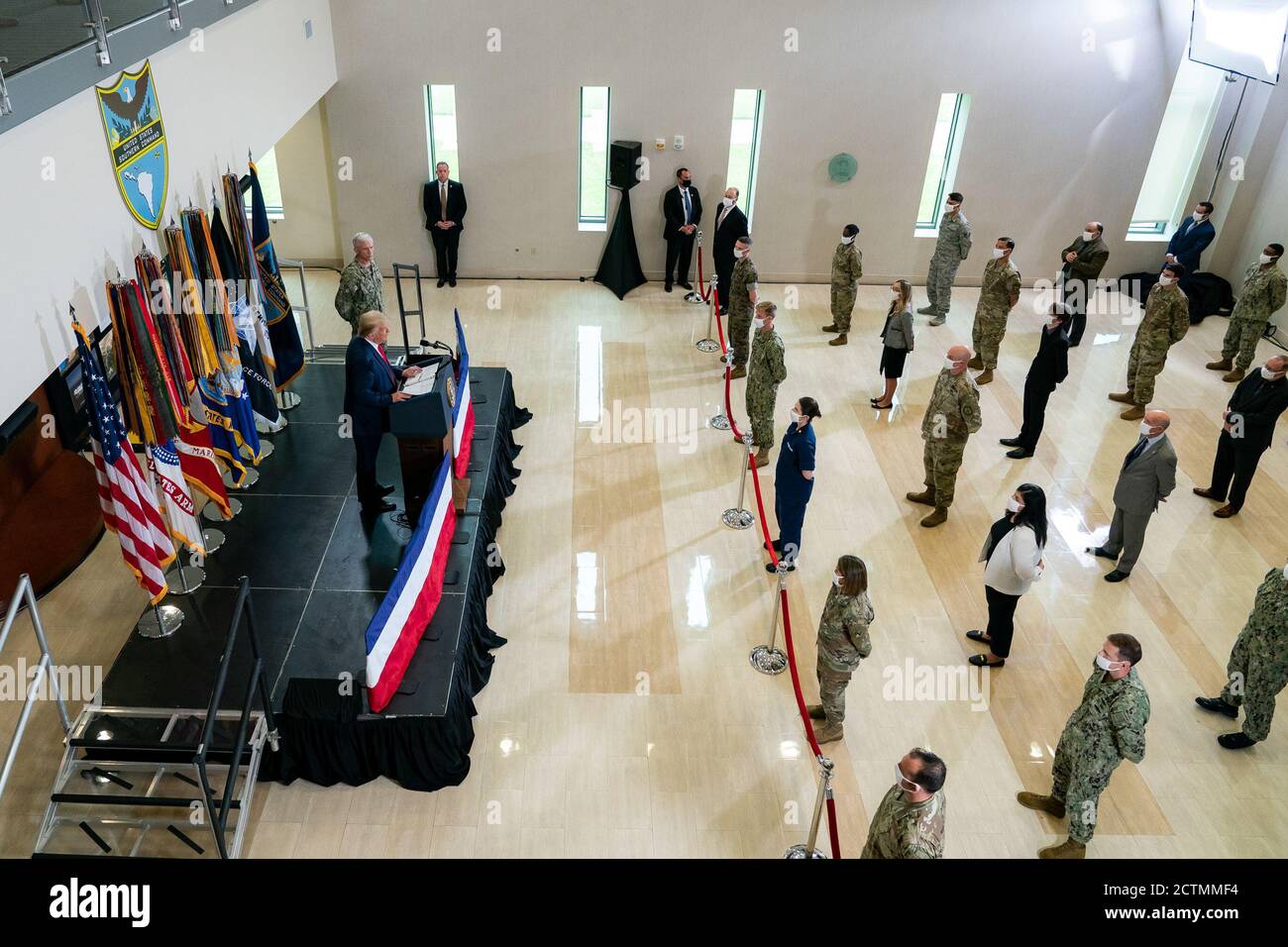 Am 10. Juli 2020 hielt Präsident Donald J. Trump in Begleitung von Admiral Craig Fuller, Kommandant des US-Südkommandos, eine Rede in Doral, Florida, nach einem Briefing über die Southcom Enhanced Counternarcotics Operations. Der Schwerpunkt lag auf den Bemühungen zur Bekämpfung des Drogenhandels in der Region. Stockfoto