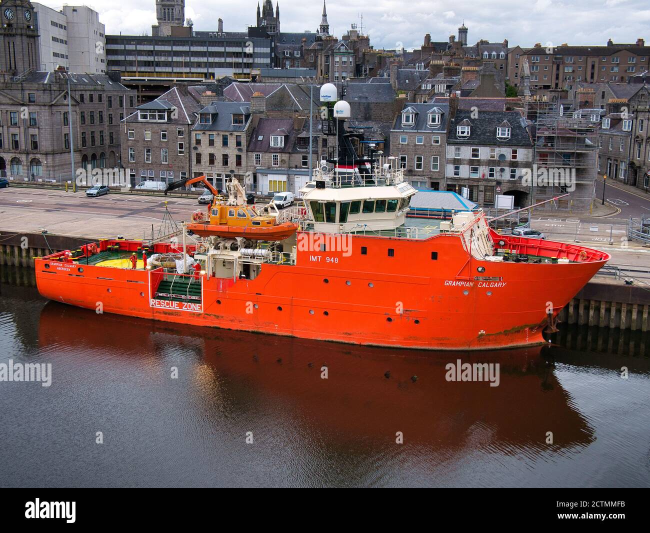 Im Hafen von Aberdeen, Schottland, liegt das Grampian Calgary, ein Standby Safety Vessel / Emergency Response and Rescue Vessel. Erbaut 2010 und oper Stockfoto