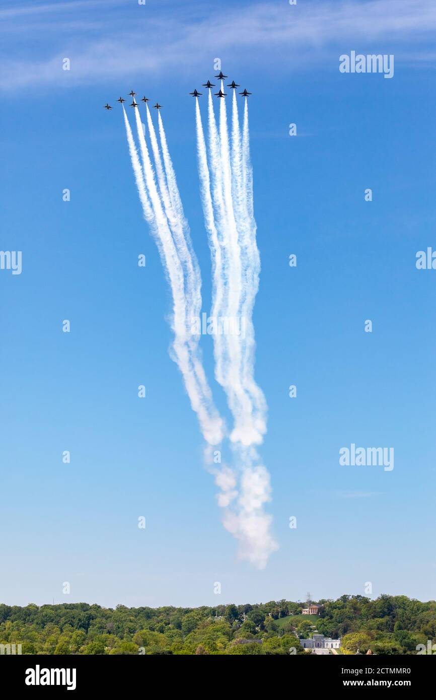 Am 2. Mai 2020 führten die U.S. Navy Blue Angels und die U.S. Air Force Thunderbirds den „America Strong“-Überflug über dem Arlington National Cemetery in Virginia durch, um medizinisches Personal, Ersthelfer und lebenswichtiges Personal während der COVID-19-Pandemie zu ehren. Stockfoto