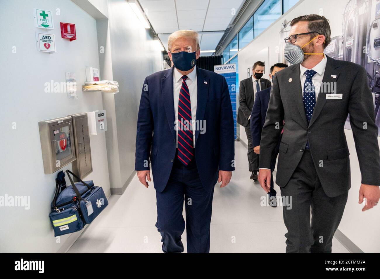 Präsident Trump im Bioprocess Innovation Center bei Fujifilm Diosynth Biotechnologies. Präsident Donald J. Trump nimmt an einer Tour mit Martin Meeson, CEO von Fujifilm Diosynth Biotechnologies, Montag, 27. Juli 2020, im Bioprocess Innovation Center von Fujifilm Diosynth Biotechnologies in Morrisville, N.C. Teil Stockfoto