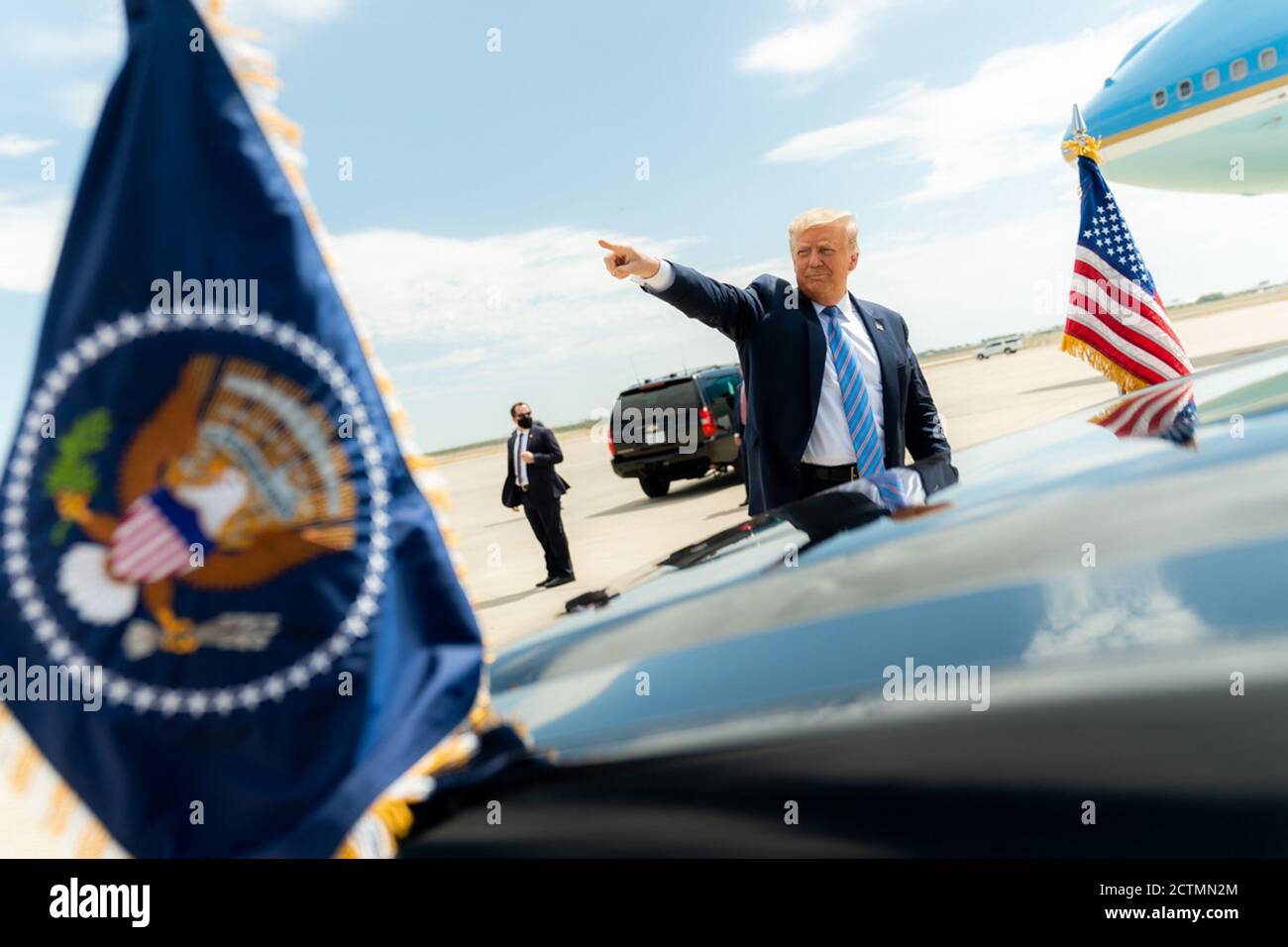 Am 29. Juli 2020 traf Präsident Donald J. Trump im Midland International Air and Space Port in Texas ein, wo er von lokalen Beamten begrüßt wurde, darunter Gouverneur Greg Abbott und ehemaliger Energieminister Rick Perry. Der Besuch konzentrierte sich auf die Zusammenarbeit mit texanischen Gemeinden. Stockfoto