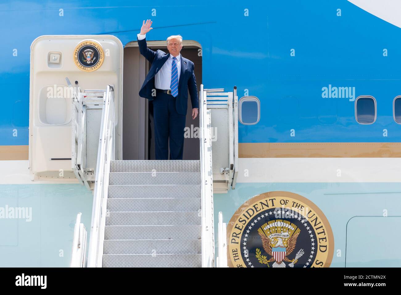 Am 29. Juli 2020 verließ Präsident Donald Trump die Air Force One im Midland International Air and Space Port in Midland, Texas, wo er von lokalen Führern, darunter Gouverneur Greg Abbott und anderen politischen Persönlichkeiten begrüßt wurde. Stockfoto