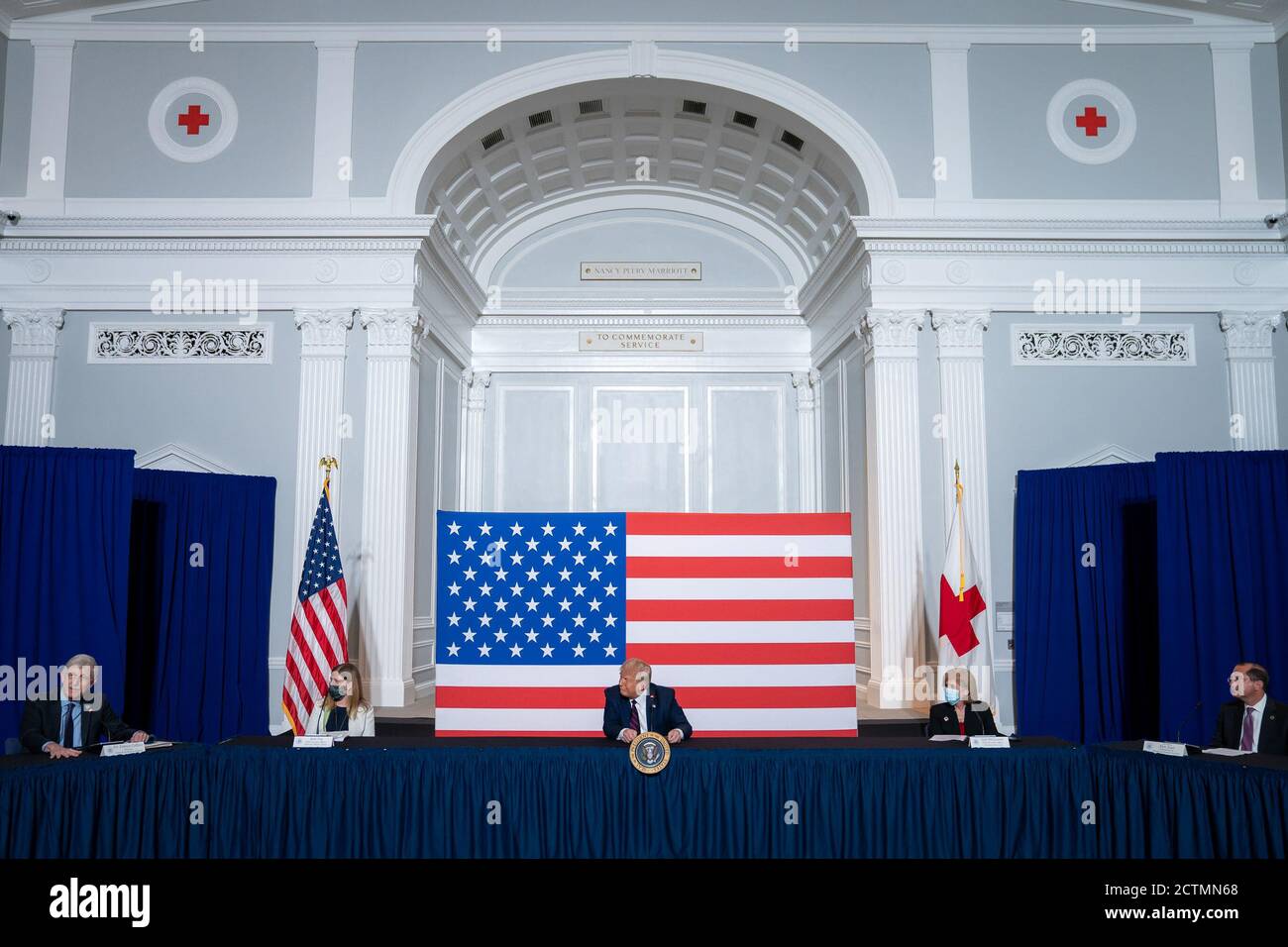 Präsident Trump im US-amerikanischen Hauptquartier des Roten Kreuzes. Präsident Donald J. Trump nimmt am Donnerstag, dem 30. Juli 2020, am Roundtable zur Plasmaspende im US-amerikanischen Red Cross-National Headquarters in Washington, D.C. Teil Stockfoto