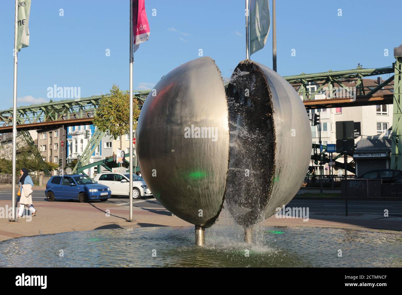 Wuppertal, Ruhrgebiet, Deutschland, Europa: Wasserbrunnen in der Fußgängerzone von Wuppertal, die Strecke der Schwebebahn im Hintergrund. Stockfoto