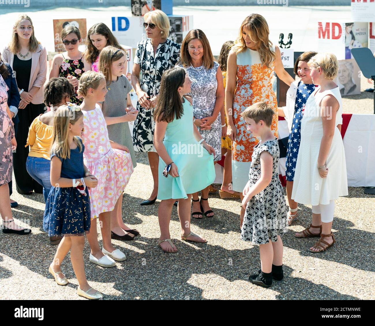 Aufbau der Bewegung Ausstellung: Amerikas Jugend feiert 100 Jahre Frauenwahlrecht. First Lady Melania Trump, begleitet von Second Lady Karen Pence und Bildungsministerin Betsy DeVos, spricht mit studentischen Künstlern während der Ausstellung „Building the Movement Exhibit: America’s Youth Celebrate 100 Years of Women’s Suffrage“ am Montag, den 24. August 2020, auf der Pennsylvania Avenue vor dem Weißen Haus. Stockfoto