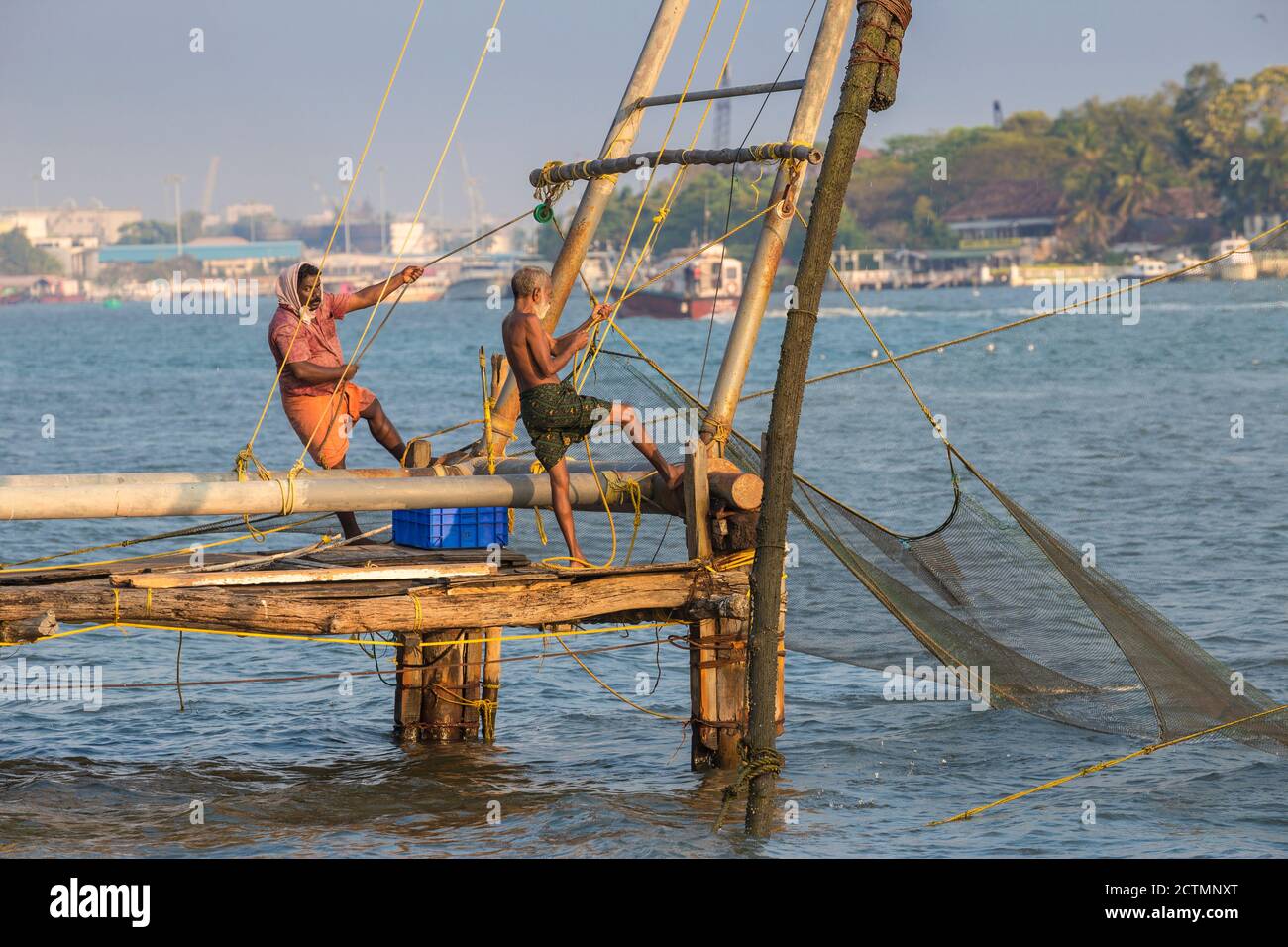 Indien, Kerala, Cochin - Kochi, Vipin Island, chinesische Fischernetze Stockfoto