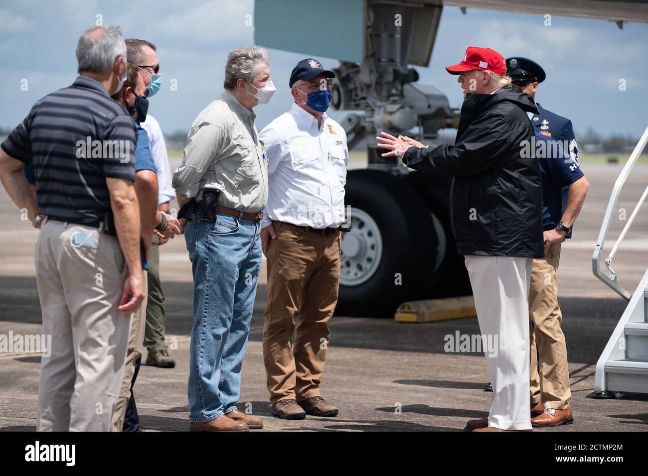 Präsident Trump reist nach Louisiana und Texas. Präsident Donald J. Trump besucht das Cajun Navy Relief Center Lagerhaus in Lake Charles, La., während seines Besuchs am Samstag, 29. August 2020 in den vom Hurrikan Laura betroffenen Gebieten von Louisiana und Texas. Stockfoto