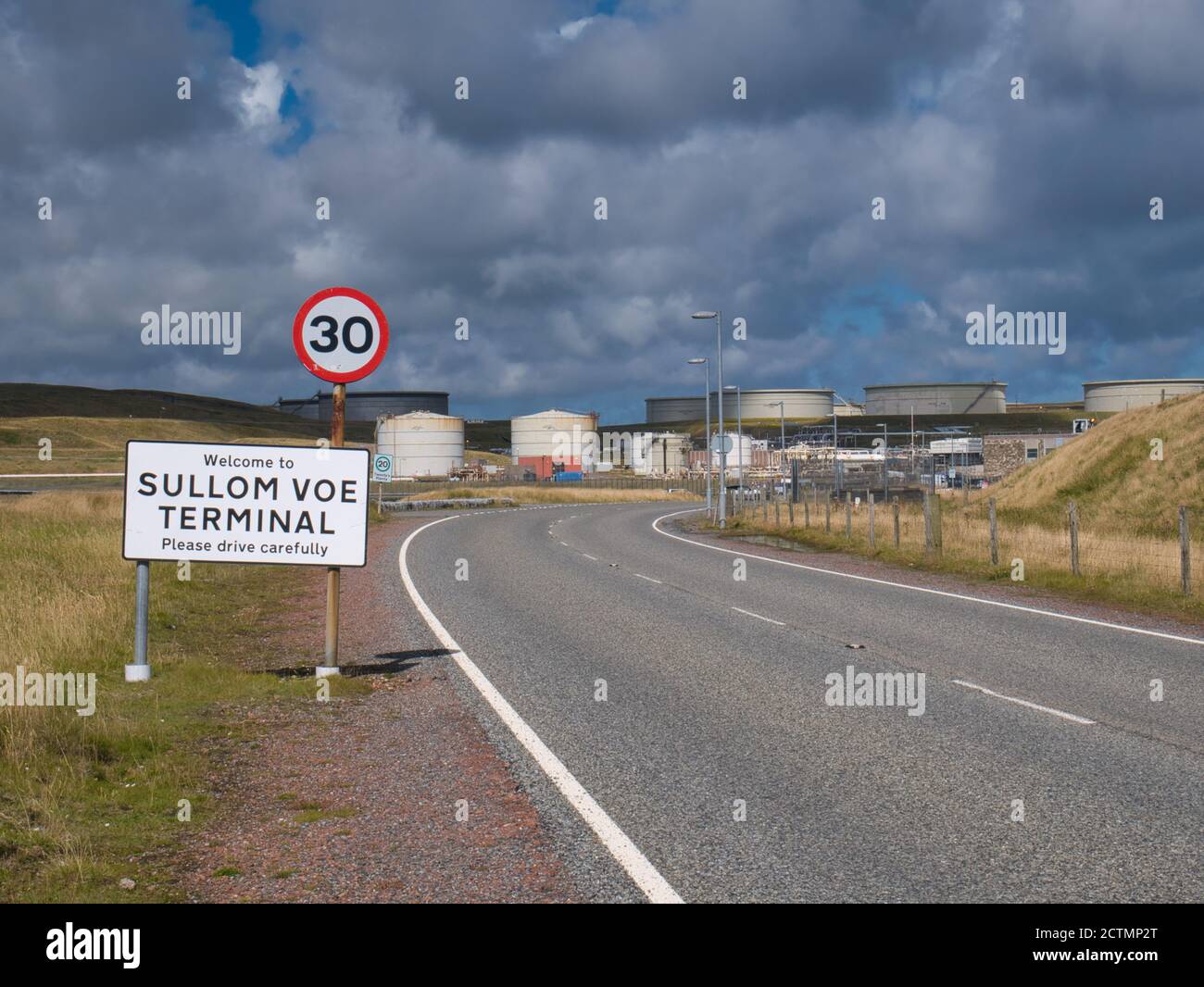 Das Zeichen und die Annäherung an Sullom Voe Öl-Terminal und Gas-Anlage in Shetland, Großbritannien - das Werk übernimmt die Produktion von britischen Ölfeldern in der Nordsee und Stockfoto
