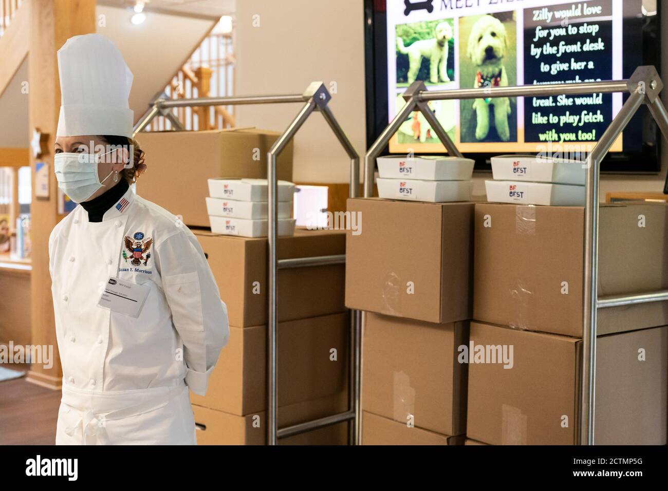 First Lady Melania Trump schickt Boxed Lunches zum Kindergasthof am National Institute of Health. Im Namen von First Lady Melania Trump, Residence Mitarbeiter liefern über 150 verpackt Mittagessen an die Patienten und Mitarbeiter im Children’s Inn am National Institute of Health Dienstag, 5. Mai 2020, in Bethesda, MD. Stockfoto