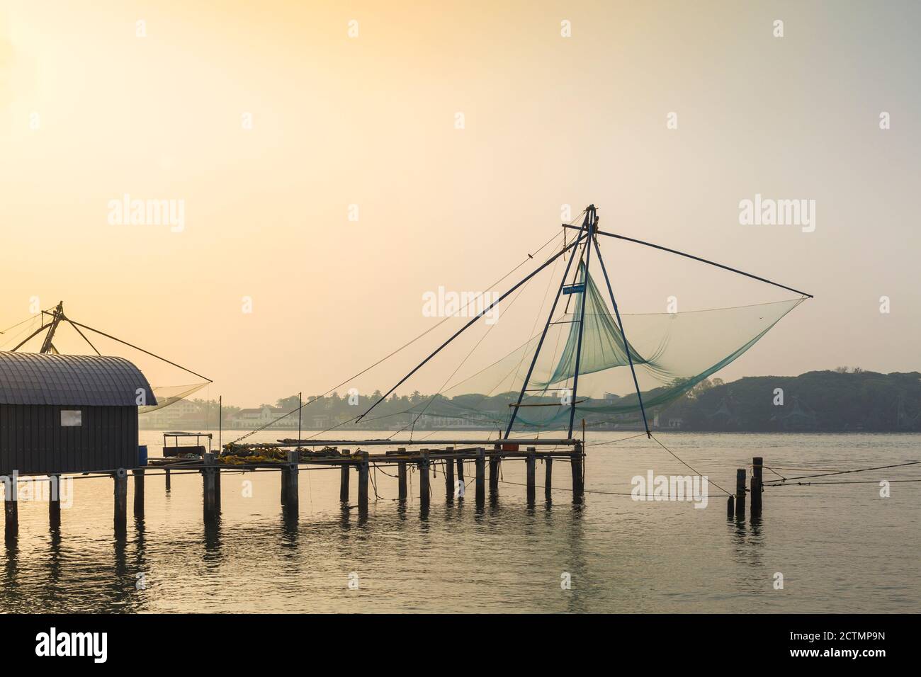 Indien, Kerala, Cochin - Kochi, Vipin Island, chinesische Fischernetze Stockfoto