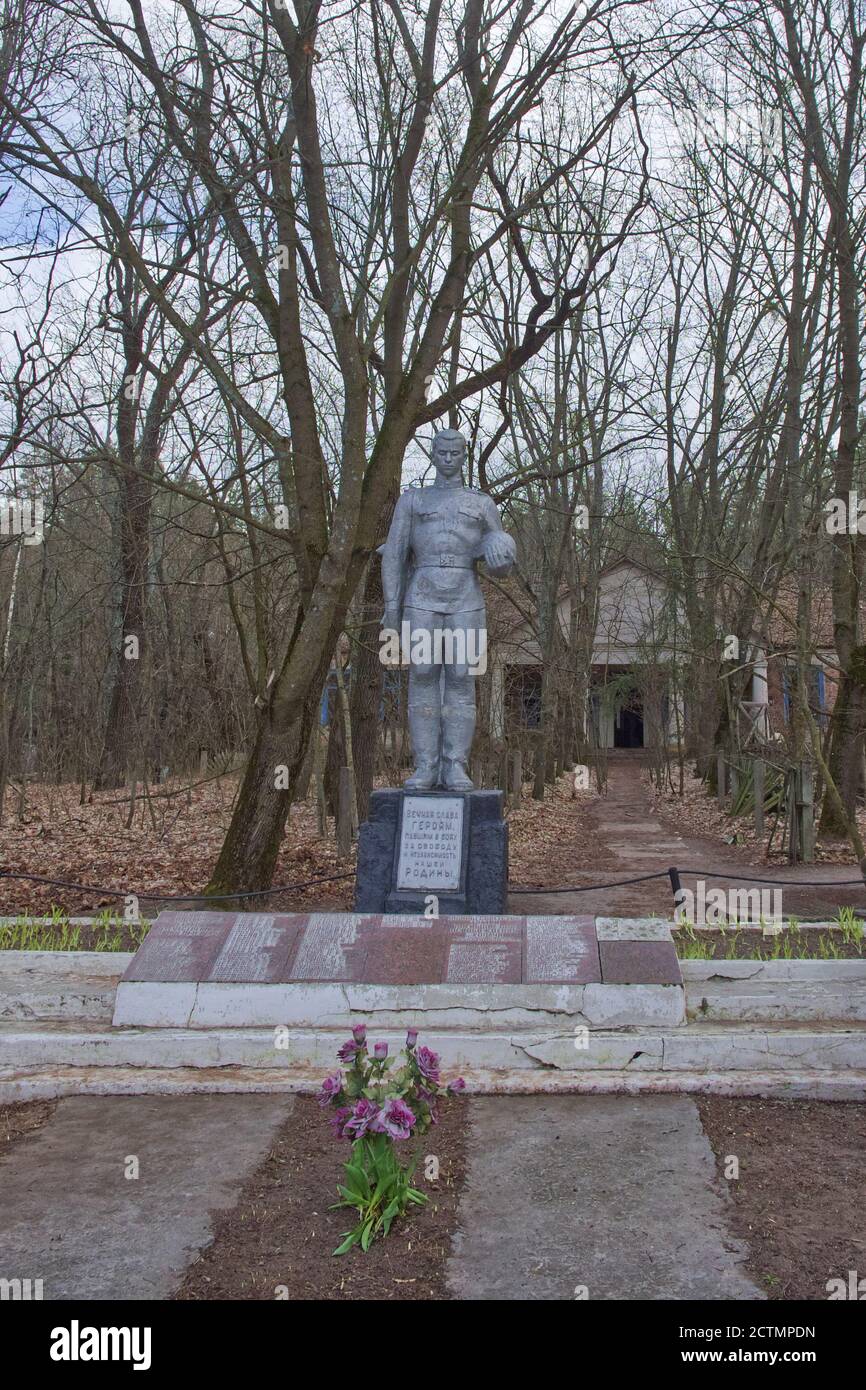 Denkmal für sowjetische Soldaten, die im Zweiten Weltkrieg starb. Verlassene Orte in der radioaktiven Zone von Tschernobyl. Stockfoto