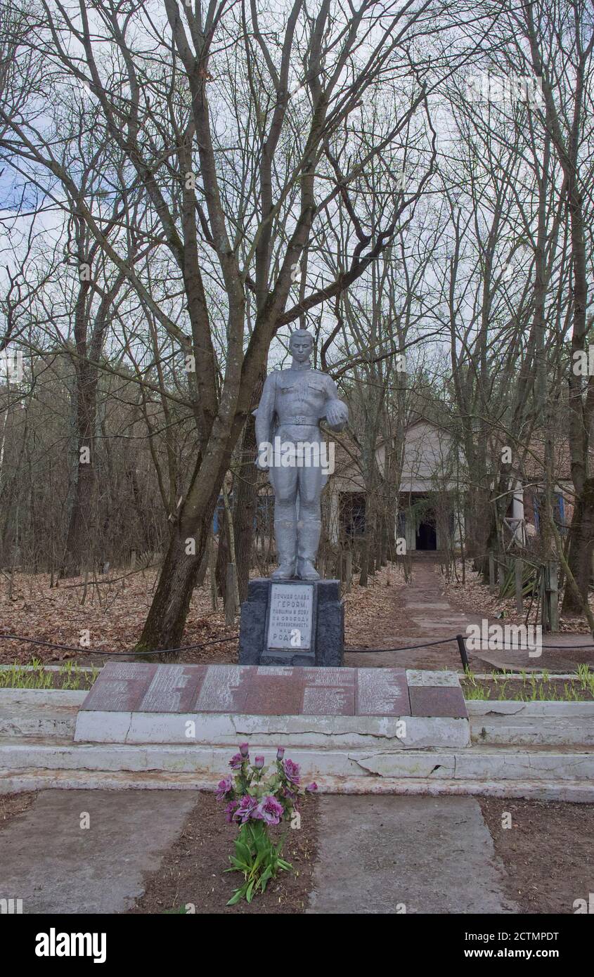 Denkmal für sowjetische Soldaten, die im Zweiten Weltkrieg starb. Verlassene Orte in der radioaktiven Zone von Tschernobyl. Stockfoto