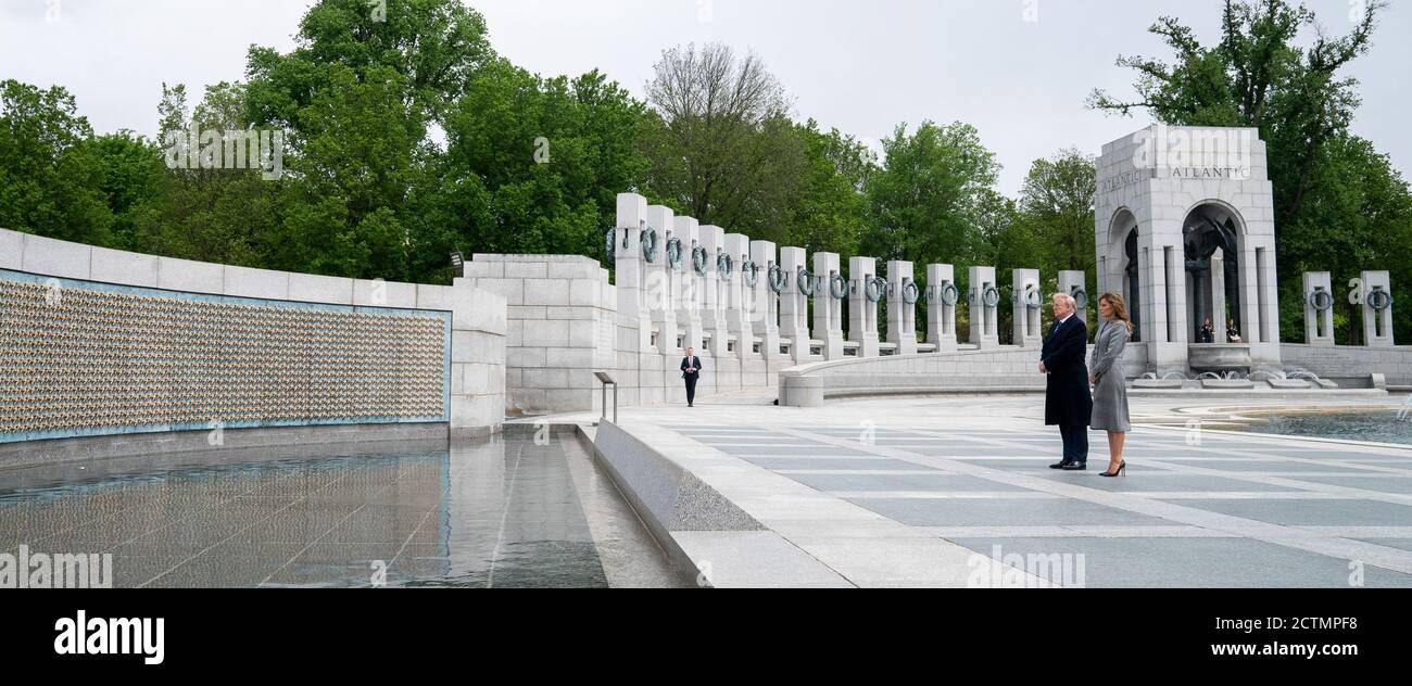 Präsident Donald J. Trump und First Lady Melania Trump begehen am 8. Mai 2020 eine Schweigeminute vor der Freiheitsmauer am World war II Memorial in Washington, D.C., anlässlich des 75. Jahrestages des Sieges in Europa. Stockfoto