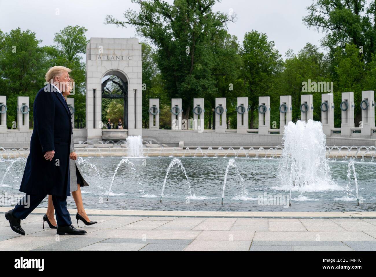 Am 8. Mai 2020 besuchten Präsident Donald Trump und First Lady Melania Trump das World war II Memorial in Washington, D.C., um den 75. Jahrestag des Sieges in Europa zu feiern. Stockfoto