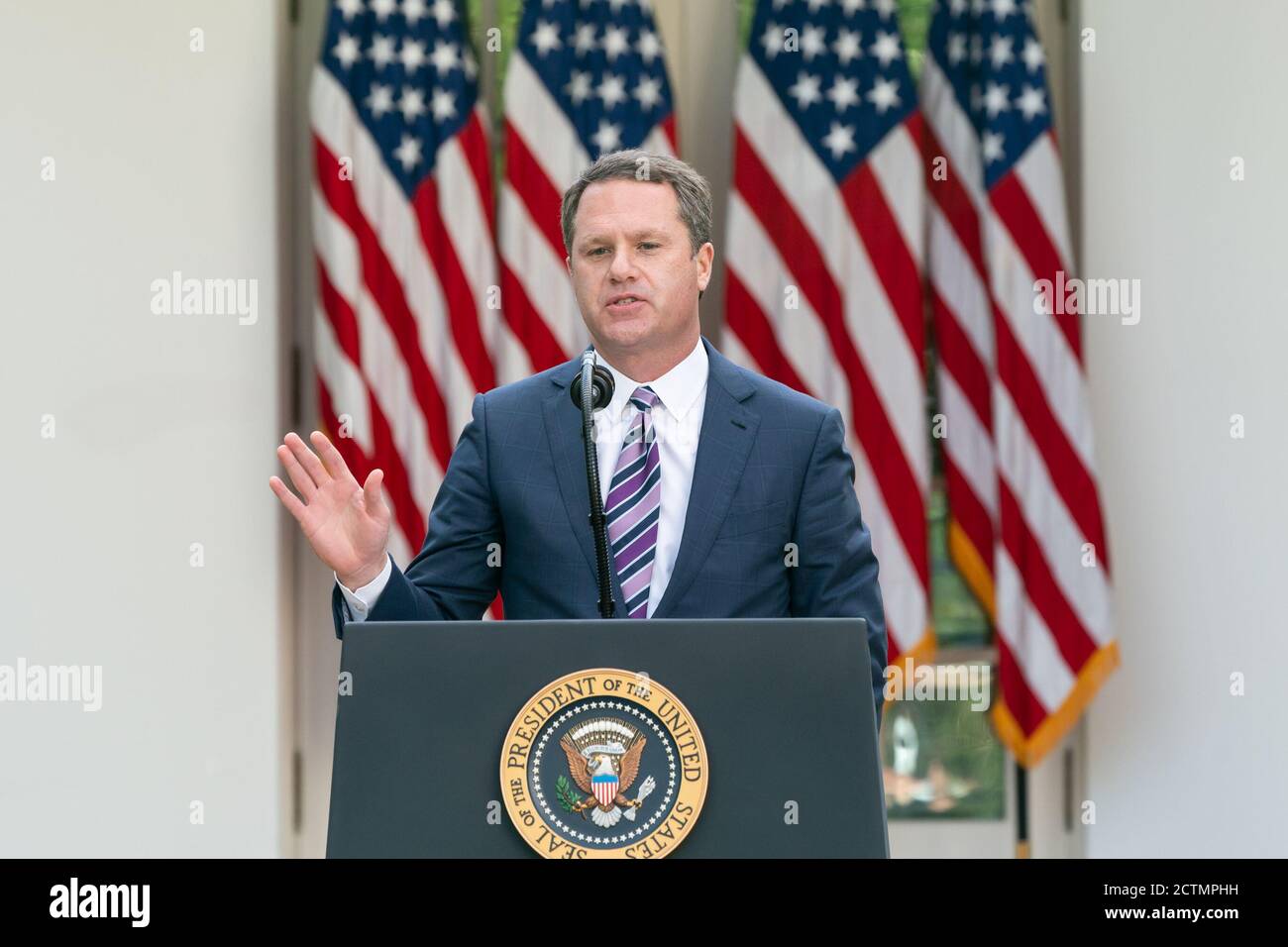 White House Coronavirus Update Briefing. Doug McMillon, Chief Executive Officer von Walmart, spricht am Montag, den 27. April 2020, beim Coronavirus (COVID-19)-Update-Briefing im Rosengarten des Weißen Hauses Stockfoto