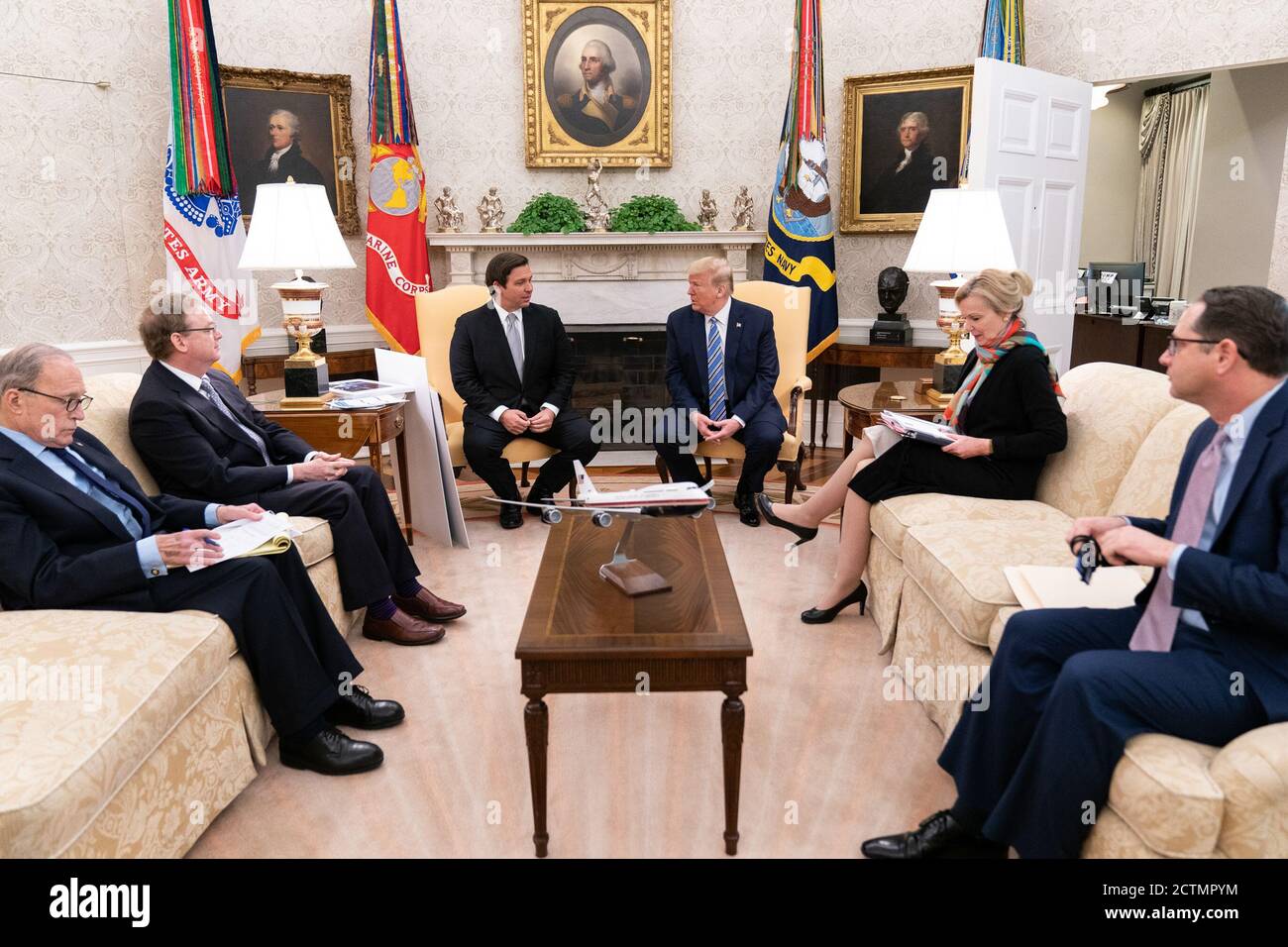 Präsident Trump trifft sich mit dem Gouverneur von Florida. Präsident Donald J. Trump trifft sich mit Florida Gov. Ron DeSantis Dienstag, 28. April 2020, im Oval Office des Weißen Hauses. Stockfoto