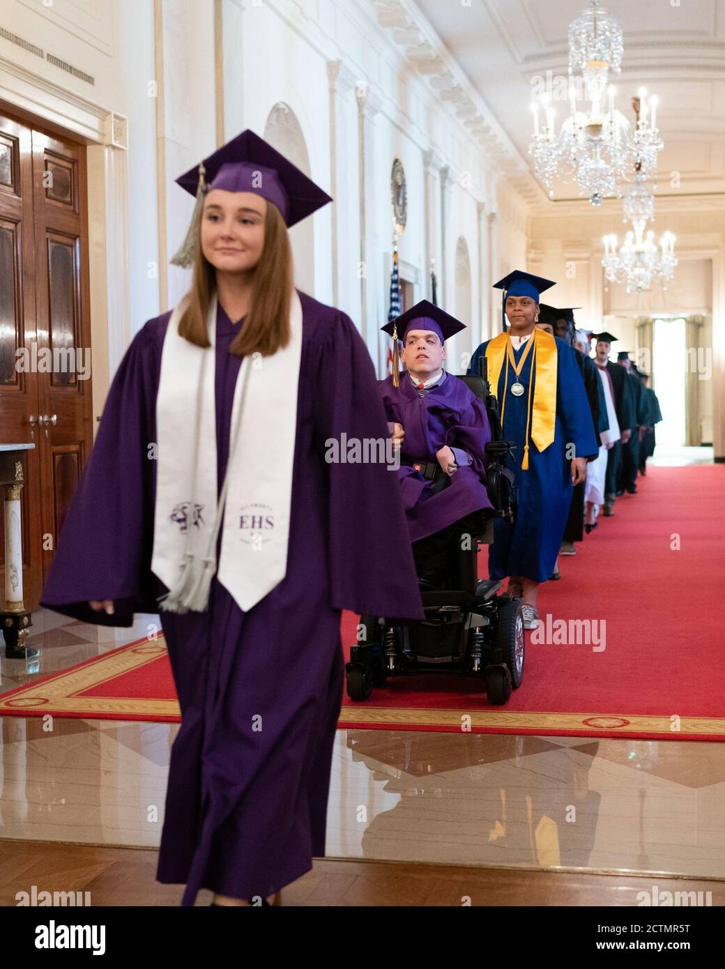 Absolventen aus den USA treffen sich am 22. Mai 2020 im Weißen Haus zu einer Eröffnungszeremonie. Präsident Donald J. Trump, First Lady Melania Trump und Bildungsministerin Betsy DeVos veranstalteten die Veranstaltung und würdigten die Abschlussklasse 2020. Die Zeremonie fand im östlichen Saal des Weißen Hauses statt. Stockfoto