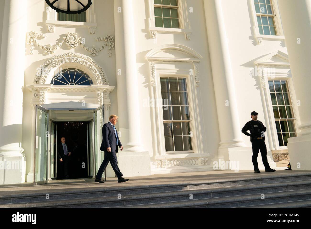 Am 1. Juni 2020 besuchte Präsident Donald Trump die St. John’s Episcopal Church in der Nähe des Weißen Hauses, die bei Protesten nach dem Tod von George Floyd beschädigt wurde. Stockfoto