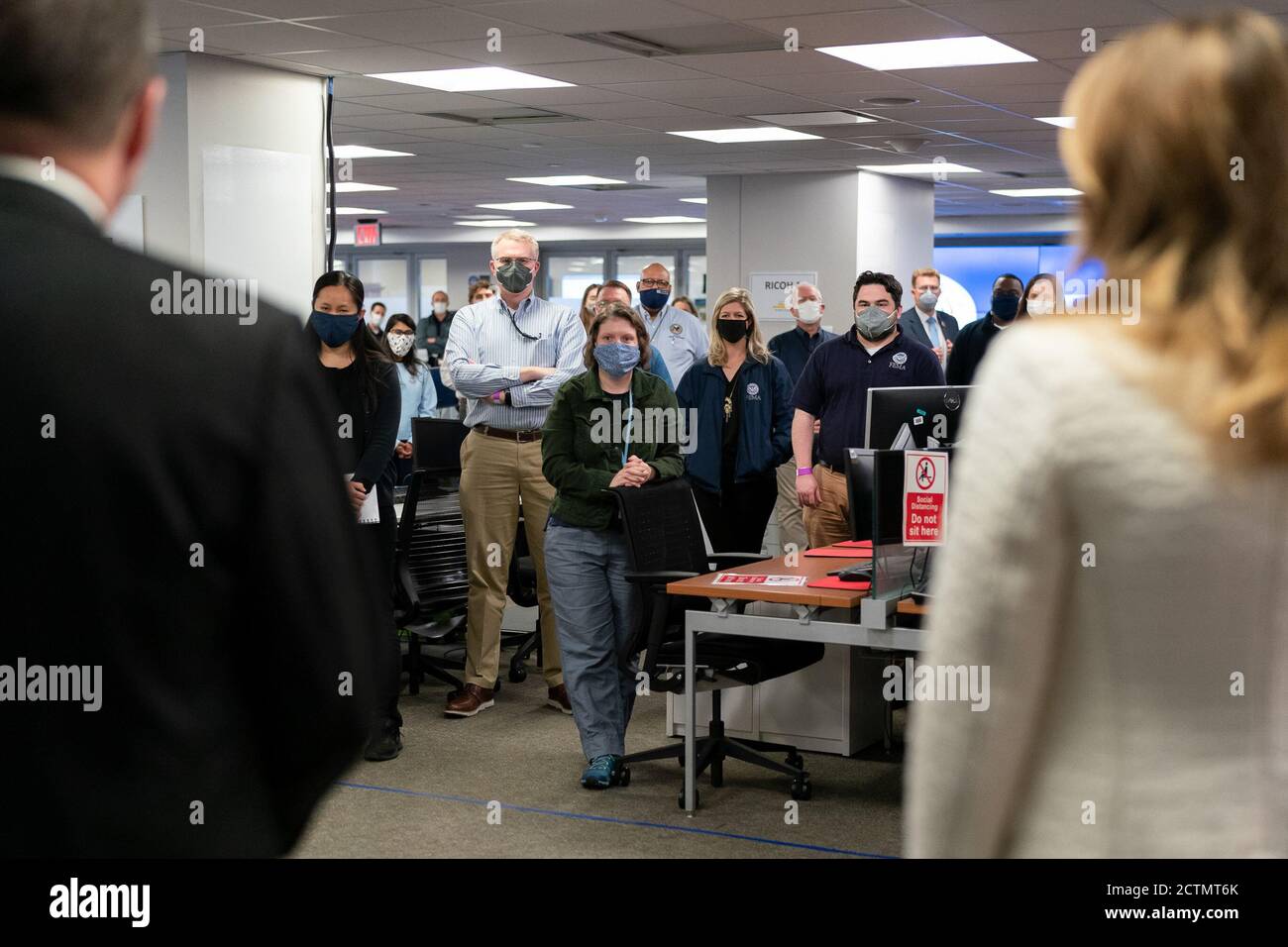 First Lady Melania Trump besucht das FEMA-Hauptquartier. First Lady Melania Trump und Federal Emergency Management Agency (FEMA) Administrator Peter Gaynor nehmen an einem Mitarbeiter Wertschätzung Treffen und begrüßen mit National Response Coordination Center Mitarbeiter Mittwoch, 3. Juni 2020, im FEMA Hauptsitz in Washington, D.C. Stockfoto