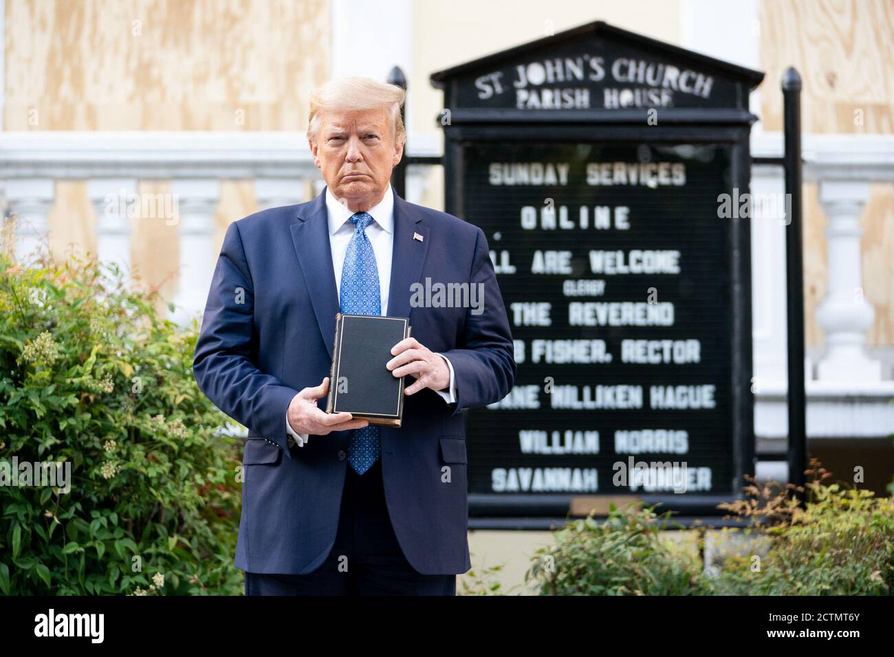 Am 1. Juni 2020 ging Präsident Donald J. Trump vom Weißen Haus zur St. John’s Episcopal Church, die am Vorabend bei Protesten auf dem Lafayette Square durch Feuer beschädigt worden war. Stockfoto