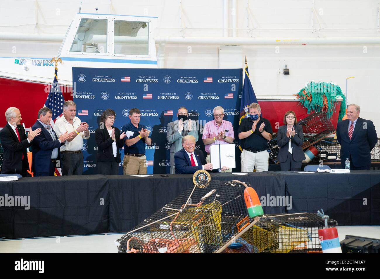 Präsident Trump in Maine. Präsident Donald J. Trump unterzeichnet eine Proklamation „Modifying the Northeast Canyons and Seamounts Marine National Monument“ Freitag, 5. Juni 2020, nach einem Rundtisch zur Unterstützung von Amerikas kommerziellen Fischern am Bangor International Airport in Bangor, Maine. Stockfoto