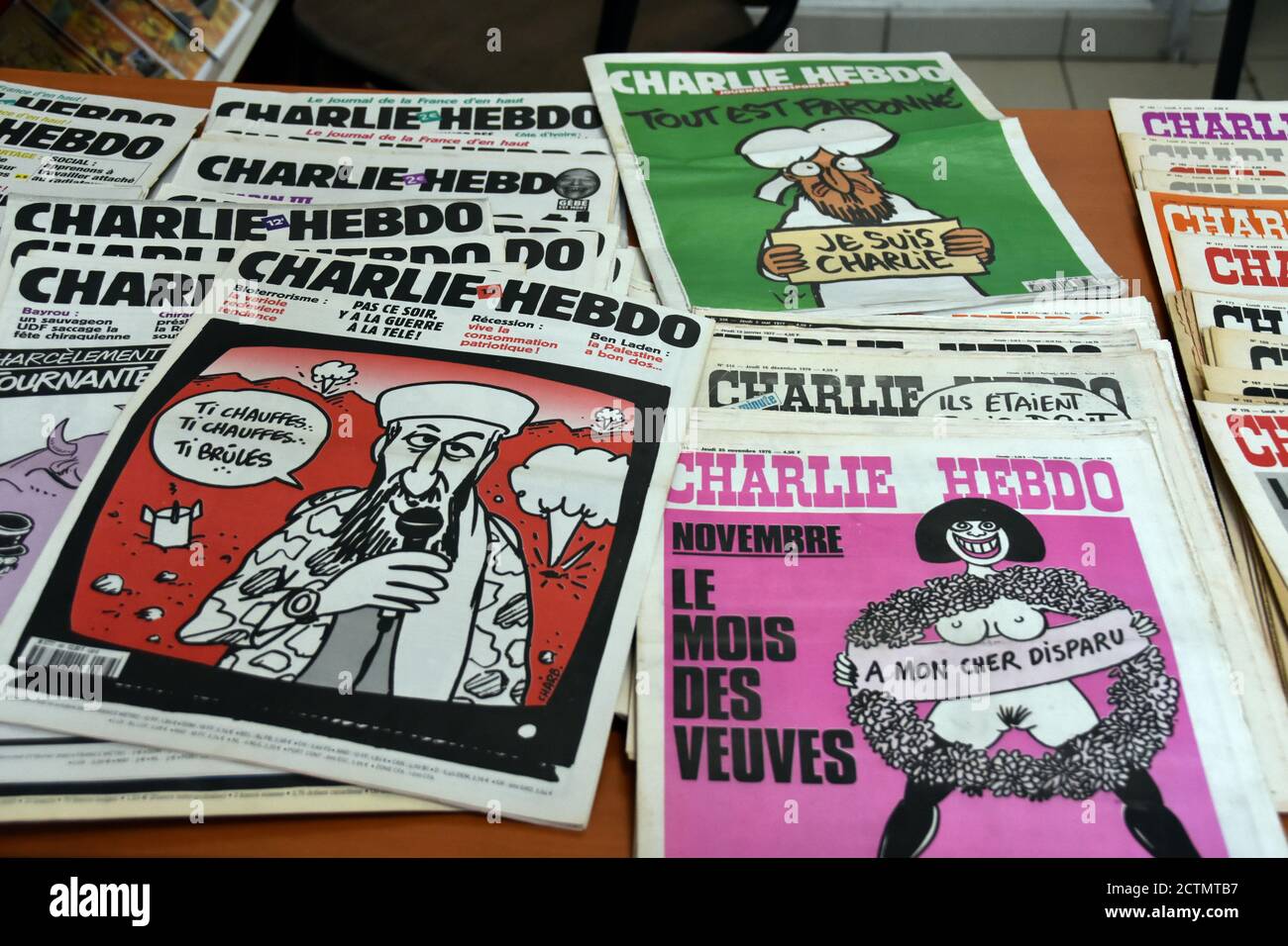 Auf einem Schreibtisch sind alte Ausgaben der "Charlie-Hebdo"-Zeitungen zu sehen.Fast hundert Medien, Zeitungen, Zeitschriften, Fernsehsender und Radiosender rufen die Franzosen auf, sich für die Meinungsfreiheit zu mobilisieren, um Charlie Hebdo zu unterstützen, Das seit der Wiederveröffentlichung von Mohammed-Karikaturen Gegenstand neuer Drohungen war. Der laufende Prozess des Angriffs auf die Zeitung, bei dem am 7. Januar 2015 12 Menschen ums Leben kamen, wird bis zum 10. November 2020 stattfinden. Stockfoto
