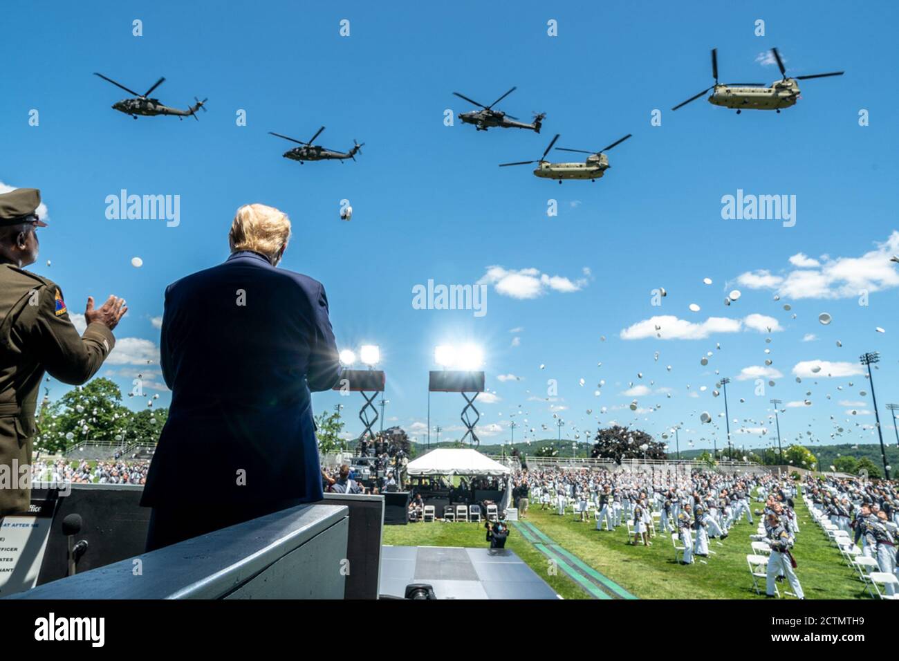 Präsident Trump bei der Abschlussfeier der US-Militärakademie. Präsident Donald J. Trump, begleitet von LTG Darryl Williams, 60. Superintendent der United States Military Academy in West Point, beobachtet einen Hubschrauberflug am Ende der Eröffnungszeremonie der United States Military Academy am Samstag, 13. Juni 2020 in West Point, N.Y Stockfoto