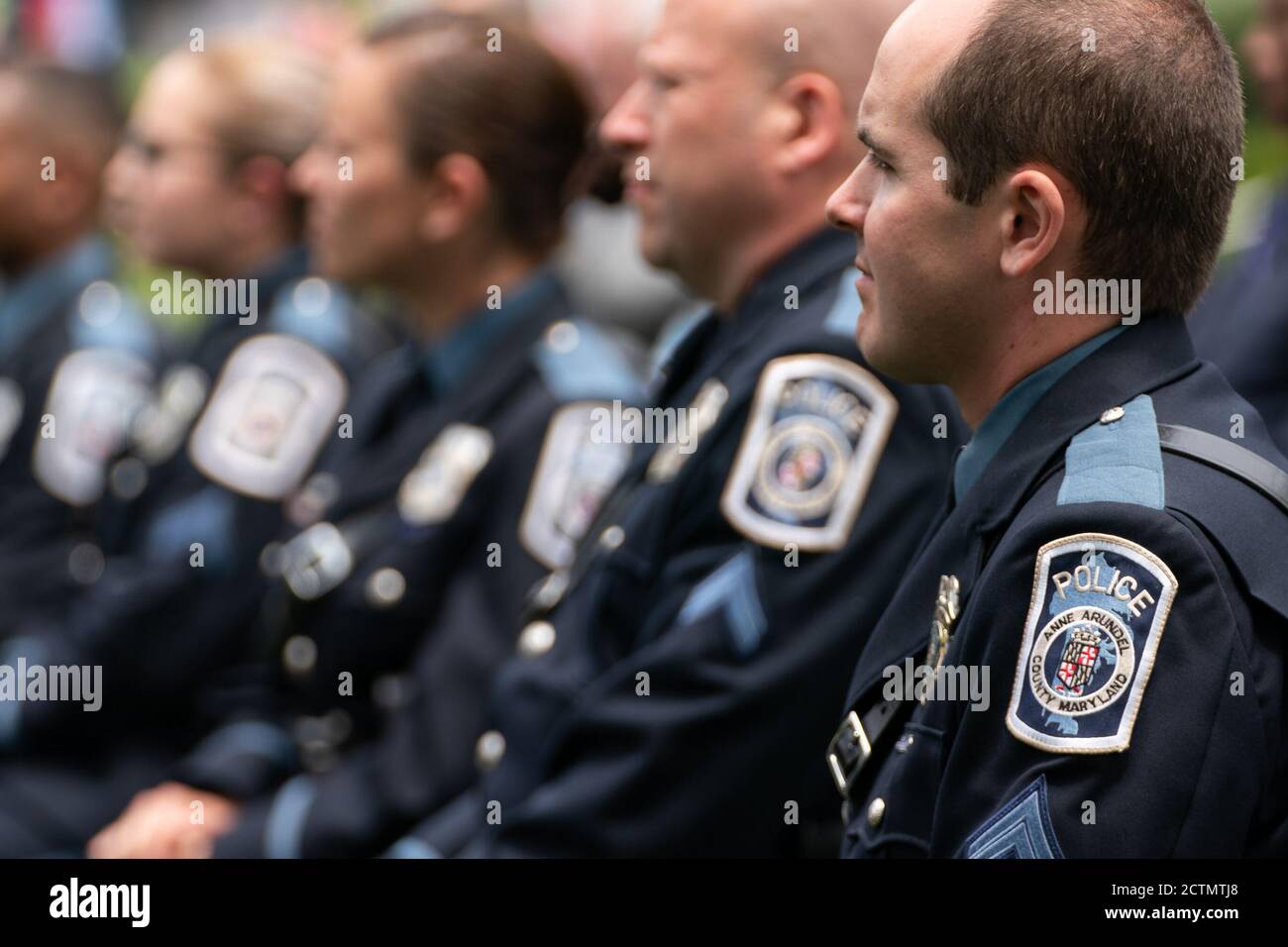 Präsident Trump unterzeichnet eine Exekutivanordnung. Mitglieder der Strafverfolgungsbehörden hören zu, wie Präsident Donald J. Trump am Dienstag, den 16. Juni 2020, im Rosengarten des Weißen Hauses vor der Unterzeichnung eines Exekutivbeschlasses über sichere Polizeiarbeit für sichere Gemeinden Bemerkungen abgibt. Stockfoto