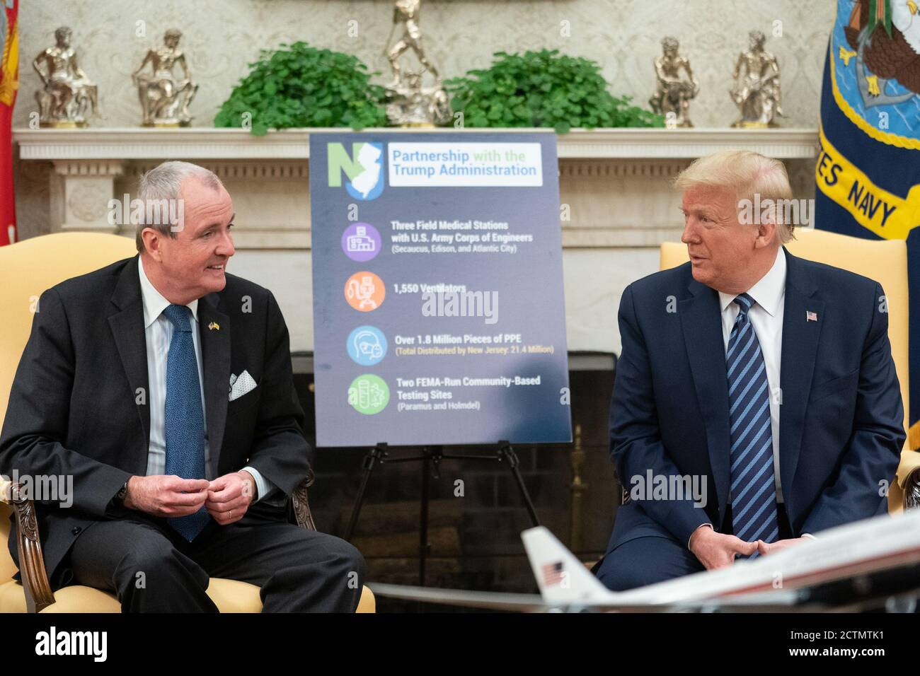 Präsident Trump trifft sich mit dem Gouverneur von New Jersey. Präsident Donald J. Trump trifft sich mit der Regierung von New Jersey. Phil Murphy Donnerstag, 30. April 2020, im Oval Office des Weißen Hauses. Stockfoto