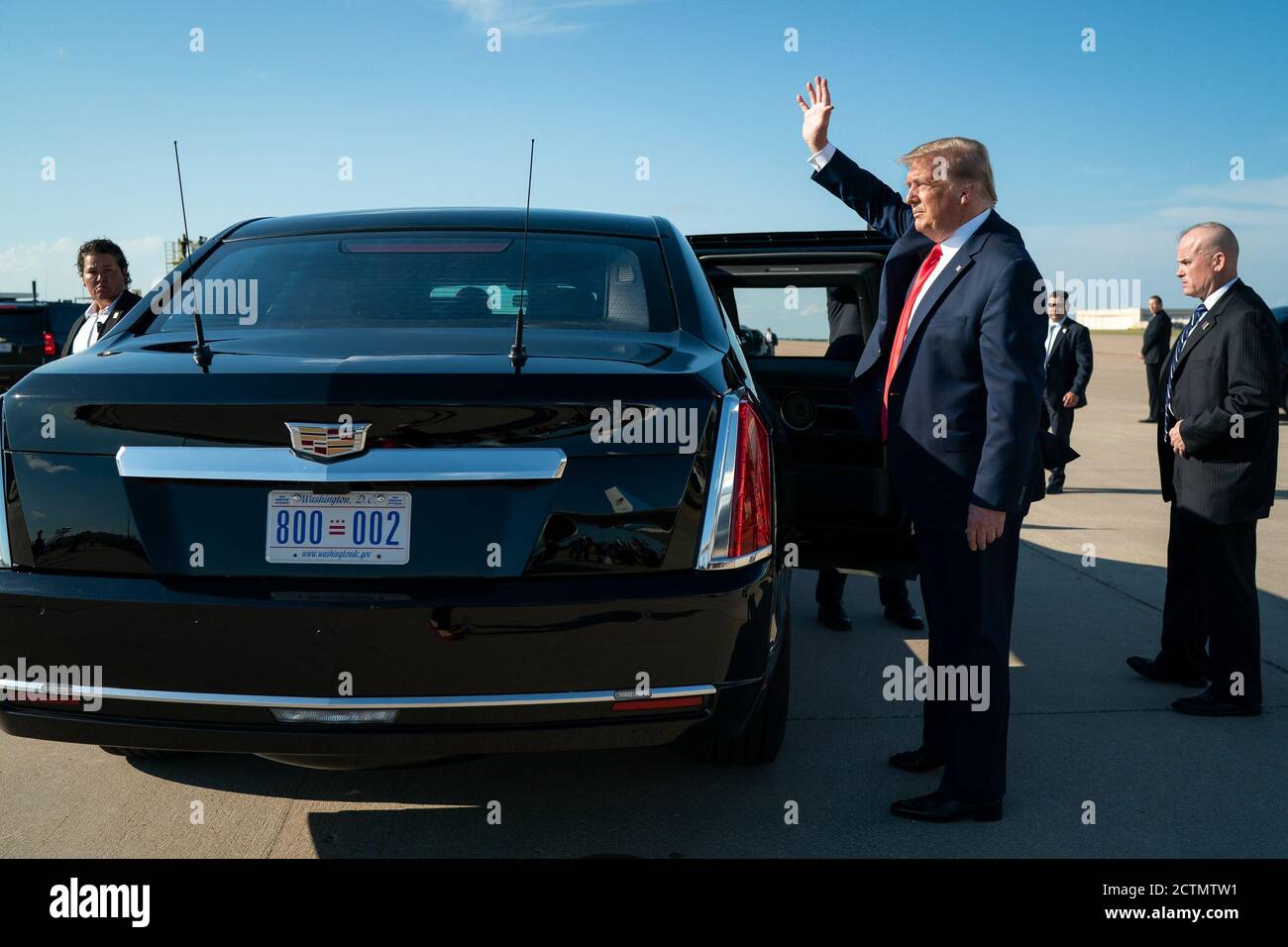 Präsident Trump reist nach OK. Präsident Donald J. Trump winkt bei seiner Ankunft am Samstag, dem 20. Juni 2020, auf dem Tulsa International Airport in Tulsa, Okla. Stockfoto