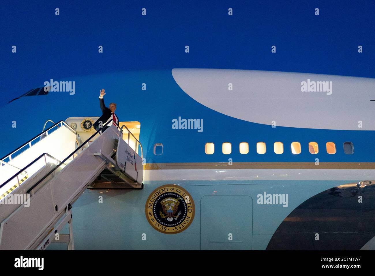 Präsident Trump reist nach OK. Präsident Donald J. Trump winkt, als er am Samstagabend, dem 20. Juni 2020, vom Tulsa International Airport in Tulsa, Okla., an die Air Force One geht. Stockfoto