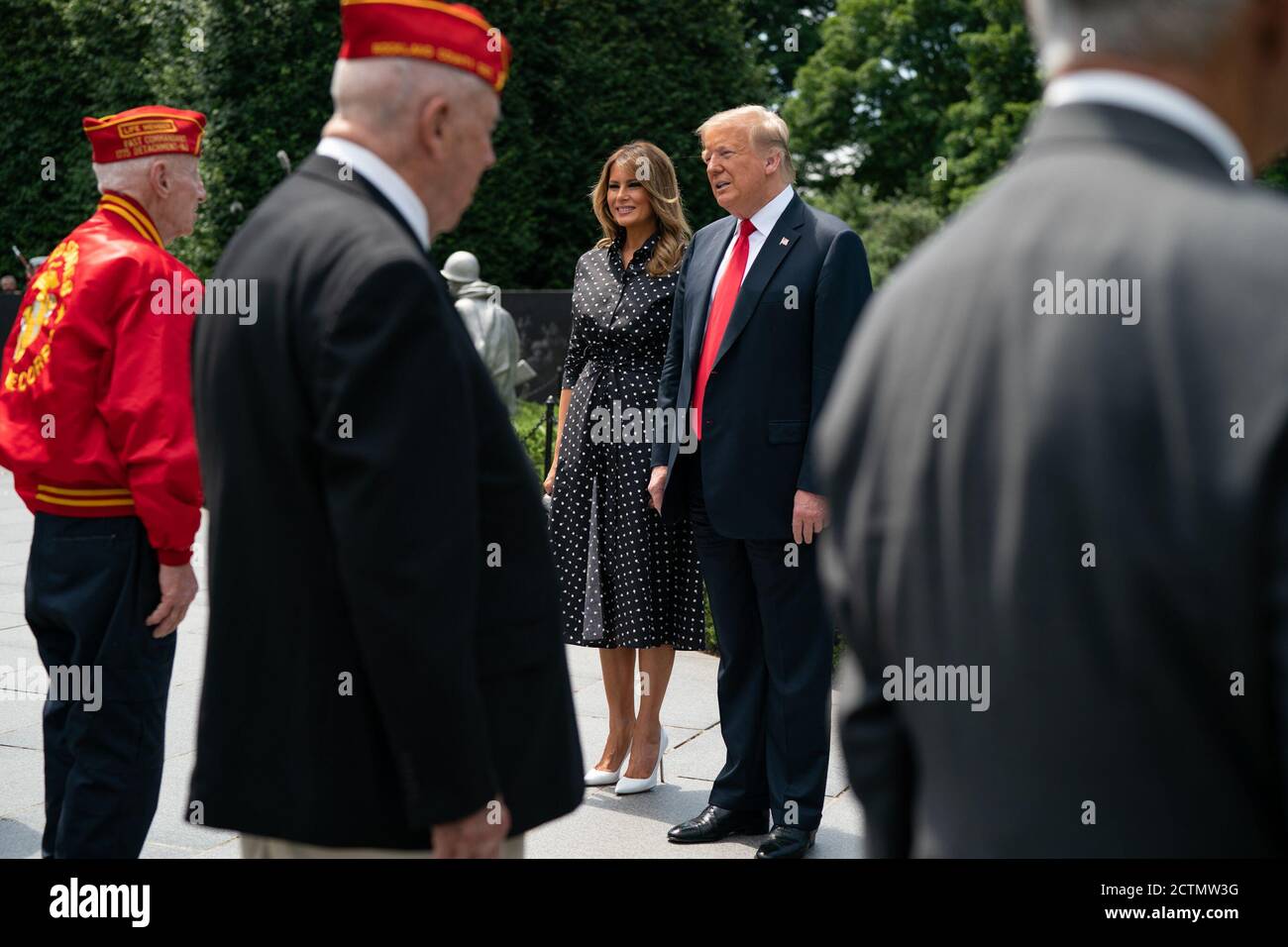 Am 25. Juni 2020 nahmen Präsident Donald Trump und First Lady Melania Trump an einer Kranzniederlegung im Korean war Veterans Memorial in Washington, D.C. Teil, um den 70. Jahrestag des Koreakrieges zu feiern. Stockfoto