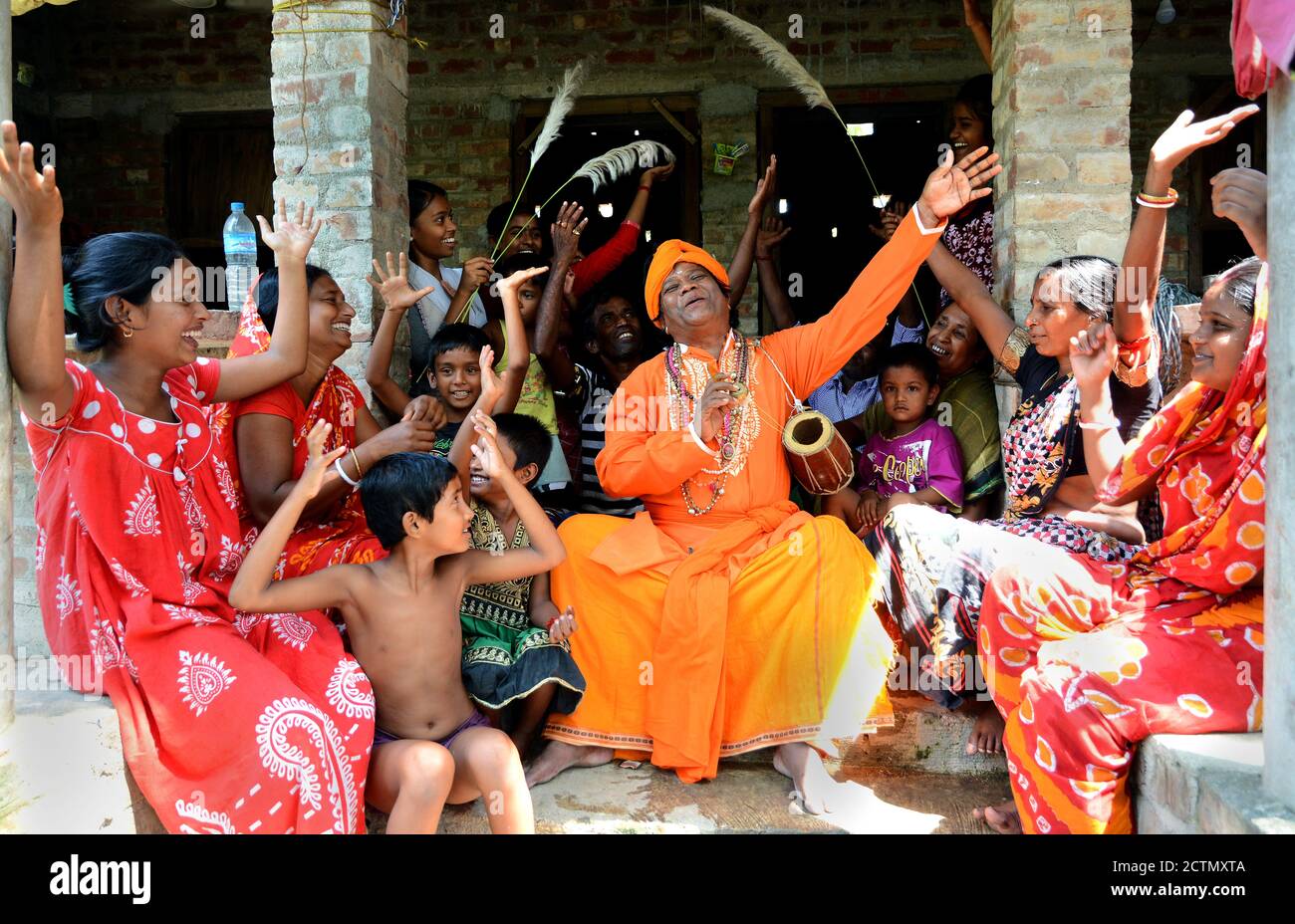 Der Anhänger singt ein Lied im ländlichen Dorf Indiens. Die Dorfbewohner sind sehr glücklich mit ihm. Stockfoto