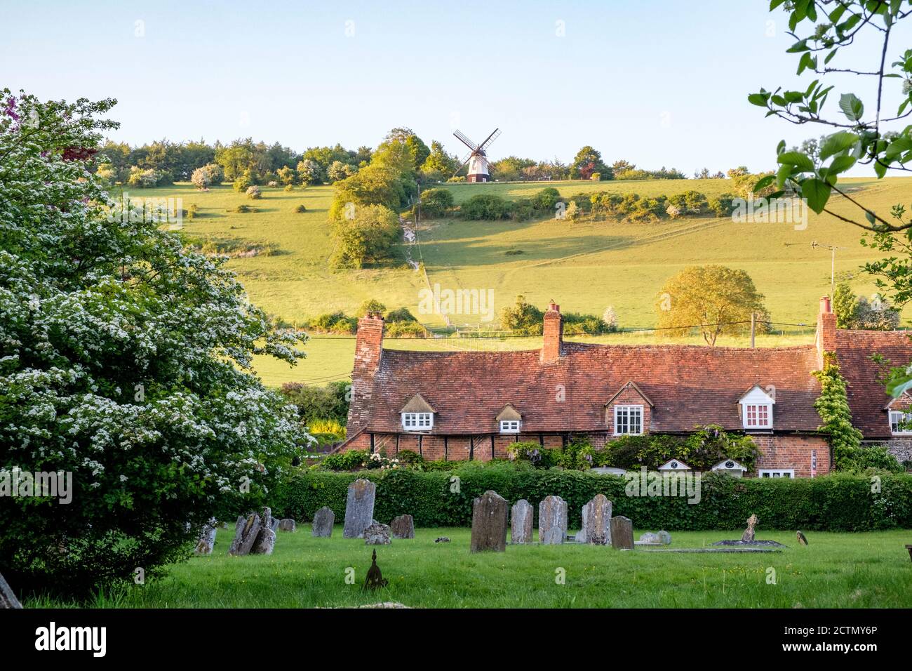 Cobstone Windmill, Ibstone, mit Blick auf Hütten und Friedhof im Dorf Turville, Buckinghamshire, South East England, GB, Großbritannien. Stockfoto