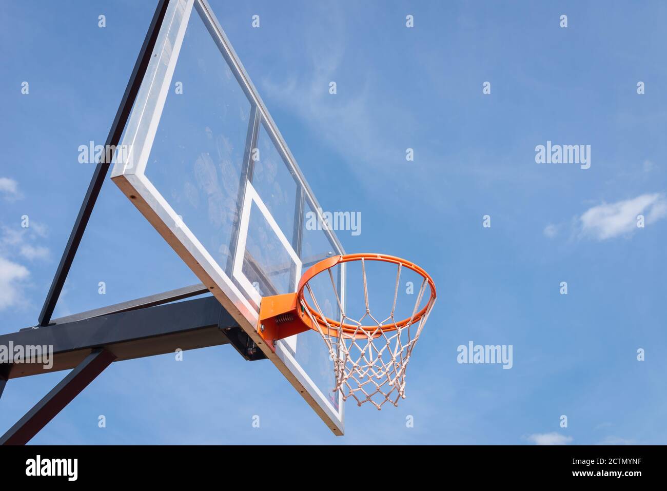 Basketball board mit Korb Hoop gegen den blauen Himmel. Sport, Freizeit. Stockfoto