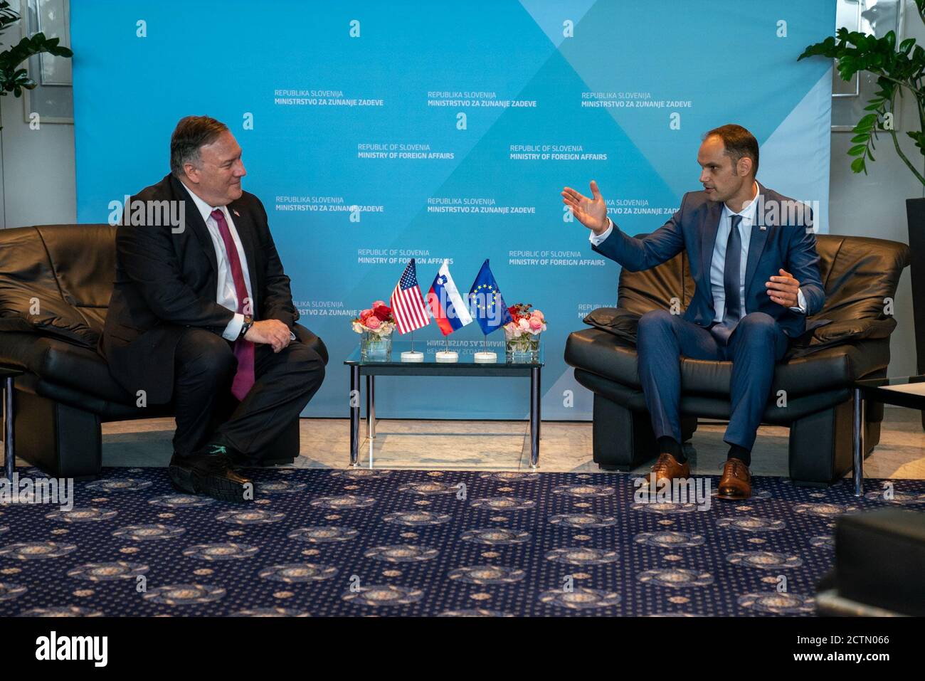 US-Außenminister Michael Pompeo trifft sich am 13. August 2020 mit dem slowenischen Außenminister Anze Logar in Ljubljana, Slowenien, um bilaterale Beziehungen und Zusammenarbeit zu erörtern. Stockfoto