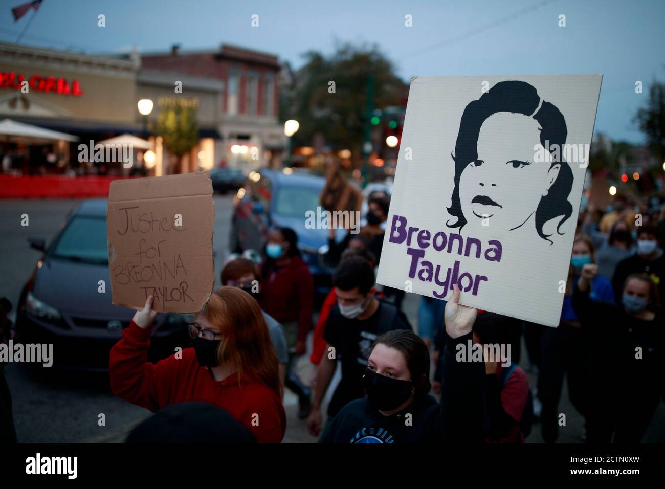 Bloomington, Usa. September 2020. Protestierende halten Plakate, während sie während der Demonstration marschieren.Bloomington-Aktivisten und Gemeindemitglieder protestieren und marschieren solidarisch mit Demonstranten in Louisville, die gegen die große Geschworenentscheidung in der Tötung von Breonna Taylor protestieren. Taylor wurde im Schlaf von der Louisville Metro Polizeibehörde erschossen, aber keine Beamten wurden für die Erschießung angeklagt. Ein Offizier wurde wegen mutwilliger Gefährdung angeklagt, nachdem einige Kugeln in andere Wohnungen gingen. Kredit: SOPA Images Limited/Alamy Live Nachrichten Stockfoto