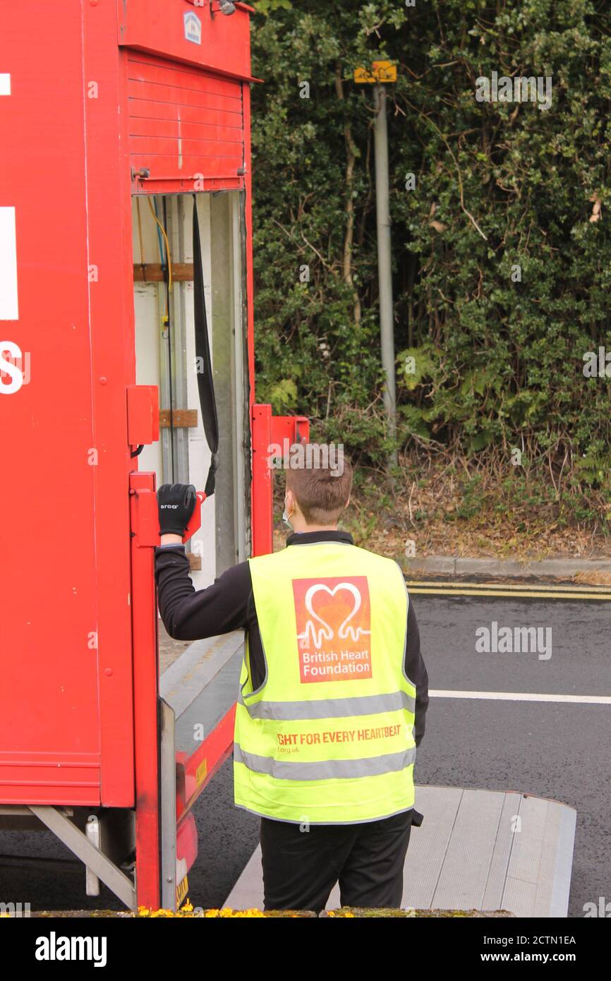 Britische Herz Stiftung Arbeiter trägt hohe vis Jacke an der Heck eines Staplers Stockfoto