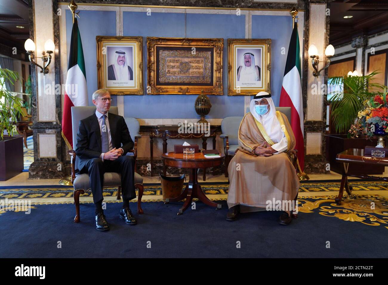 Sonderbeauftragter Hook Trifft Mit Seiner Hoheit Premierminister Scheich Sabah Al-Khaled Al-Sabah Zusammen. Der Sonderbeauftragte für Iran Brian Hook trifft sich am 27. Juli 2020 mit seiner Hoheit Premierminister Scheich Sabah Al-Khaled Al-Sabah in Kuwait-Stadt, Kuwait. Stockfoto