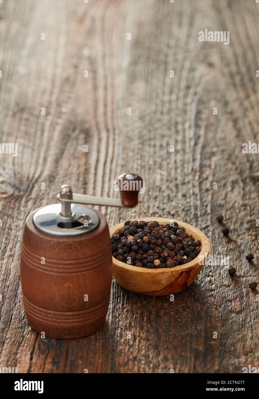 Pfeffermühle auf Holztisch Stockfoto