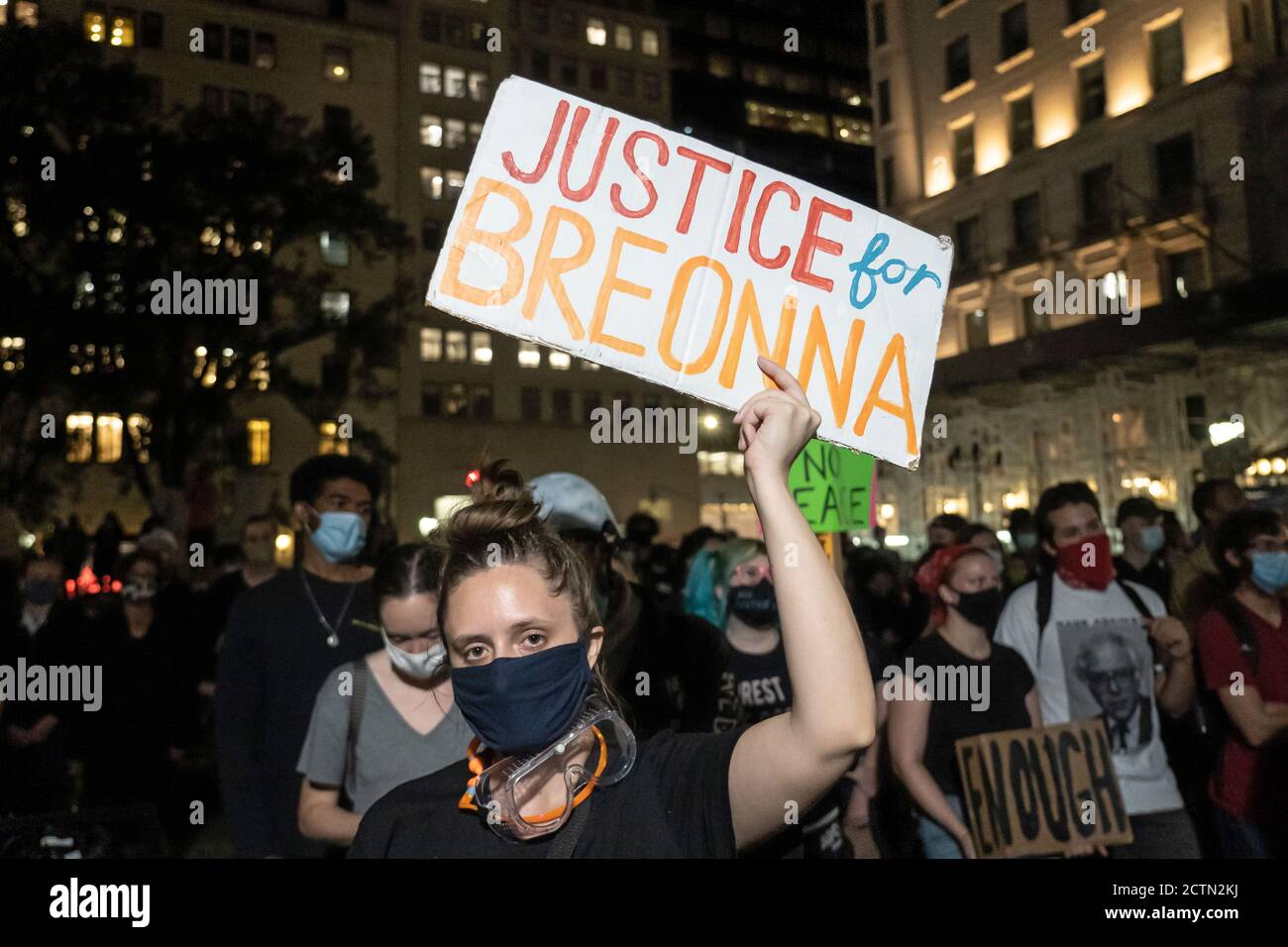 New York, Usa. September 2020. Eine Protesterin hält ein Plakat, auf dem sie ihre Meinung während der Demonstration ausdrückt.Hunderte von Demonstranten gingen in der ganzen Stadt von New York City auf die Straßen in massiver Demonstration wegen der Anklage einer Kentucky Grand Jury im Fall Breonna Taylor, in dem keiner der drei Offiziere direkt wegen ihres Todes angeklagt wurde. Sie marschierten und sangen "Say her Name", als sie ihren Weg nach Süden von Fifth, Park und Lexington Alleen. Alle Demonstrationen erinnern an friedliche frühe Nacht. Kredit: SOPA Images Limited/Alamy Live Nachrichten Stockfoto