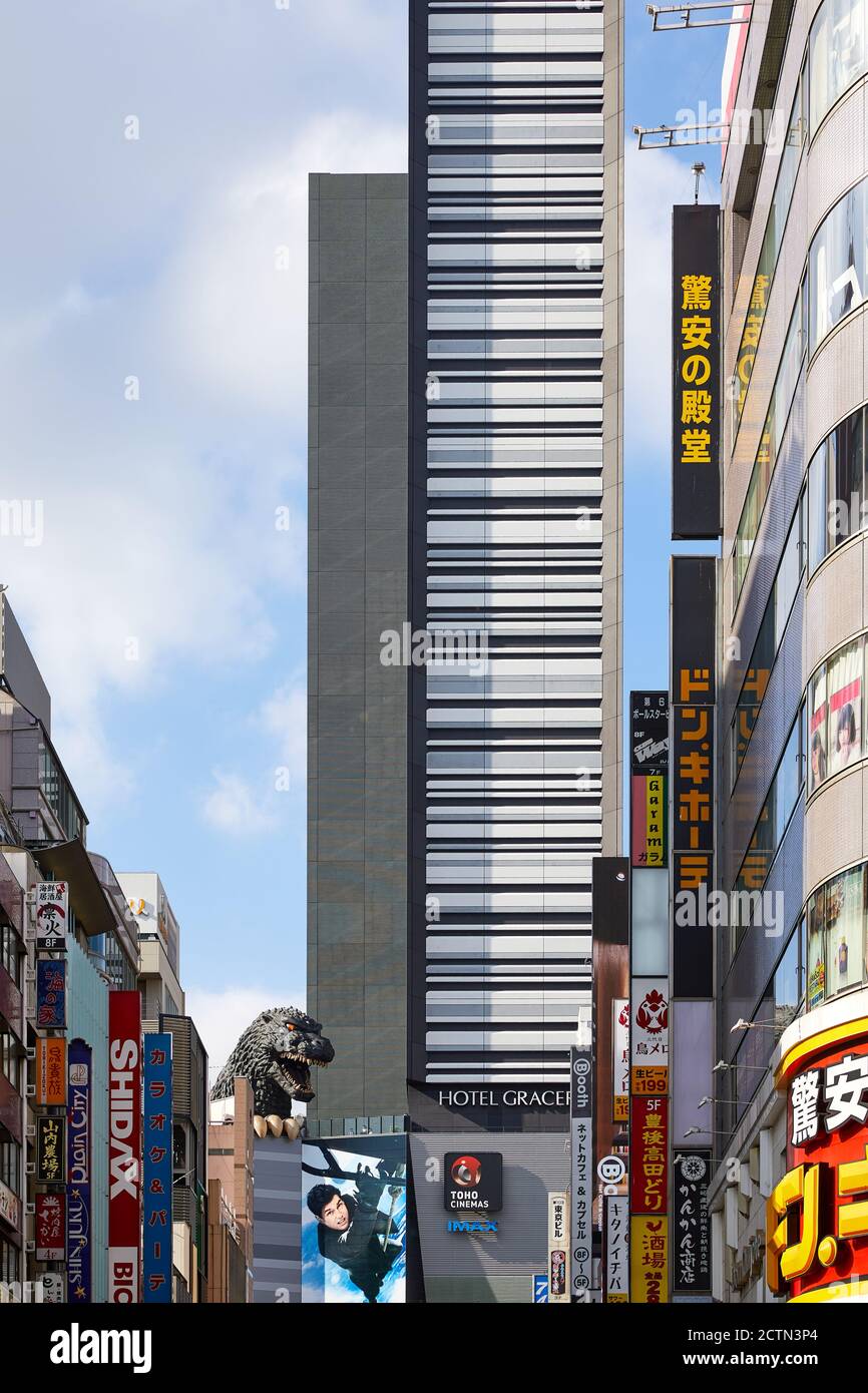 Shinjuku Toho Gebäude durch Kabukichos Zentralstraße gesehen, mit Godzilla Kopf; Shinjuku, Tokyo, Japan Stockfoto