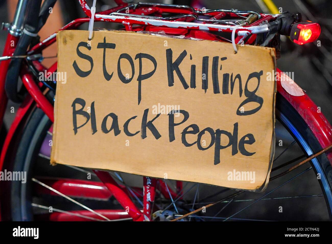 Ein Plakat mit dem Titel "Schwarze töten", das während der Demonstration auf einem Fahrrad gesehen wurde.überall in den USA brachen Proteste aus, darunter eines in der 59th Street und der Fifth Avenue, nachdem ein Richter die Anklagen einer Grand Jury gegen Detective Brett Hankison angekündigt hatte. Einer von drei Polizisten, die an der tödlichen Erschießung von Breonna Taylor in New York beteiligt waren. Hankison wurde heute wegen der Erschießung von Breonna Taylor, einer 26-jährigen schwarzen Frau, angeklagt, deren Name zu einem Sammelruf für die Black Lives Matter-Bewegung geworden ist. Stockfoto