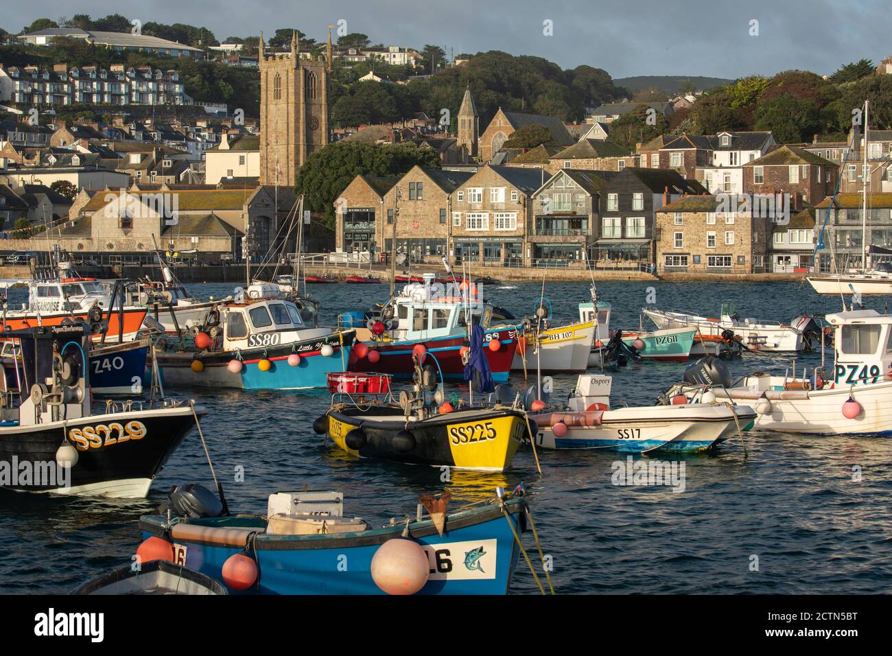 Fischerboote, St. Ives Harbour, Cornwall, England, August Stockfoto