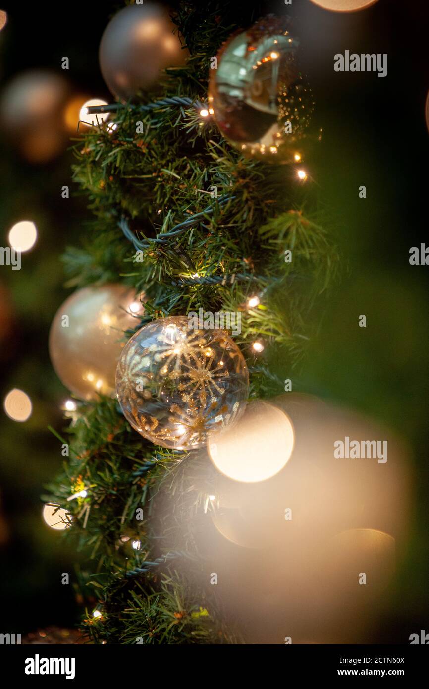 Weihnachtsschmuck, Kugeln und Lichter an einem Baum in einem Einkaufszentrum zu Weihnachten. 04 Dezember 2010. Foto: Neil Turner Stockfoto
