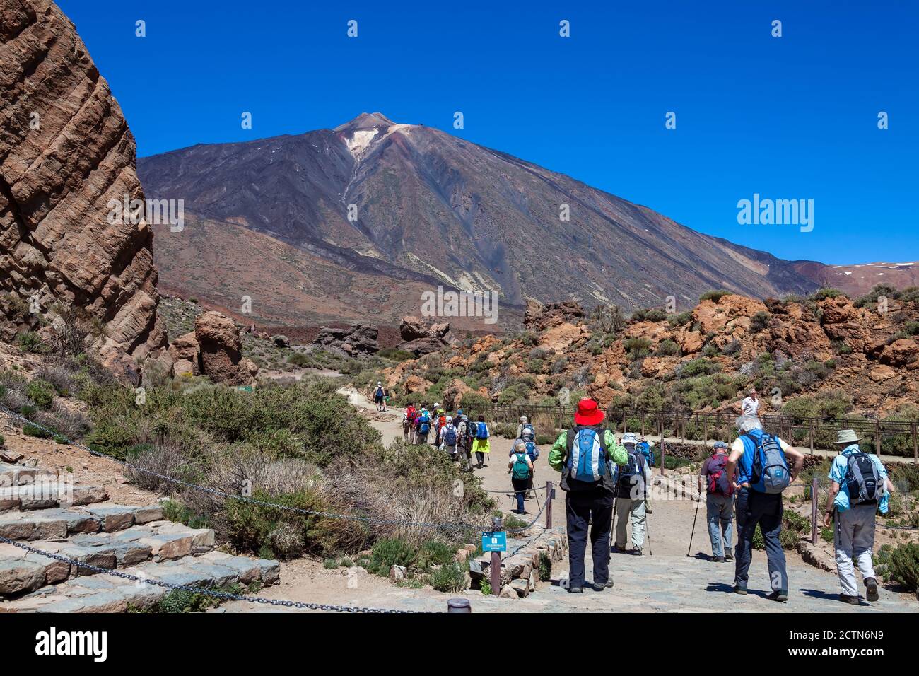Teneriffa, Kanarische Inseln, Spanien, 19. März 2014 : Ramblers Wandern auf dem Vulkan Pico de Teide ein Nationalpark und ein Weltkulturerbe pH Stockfoto